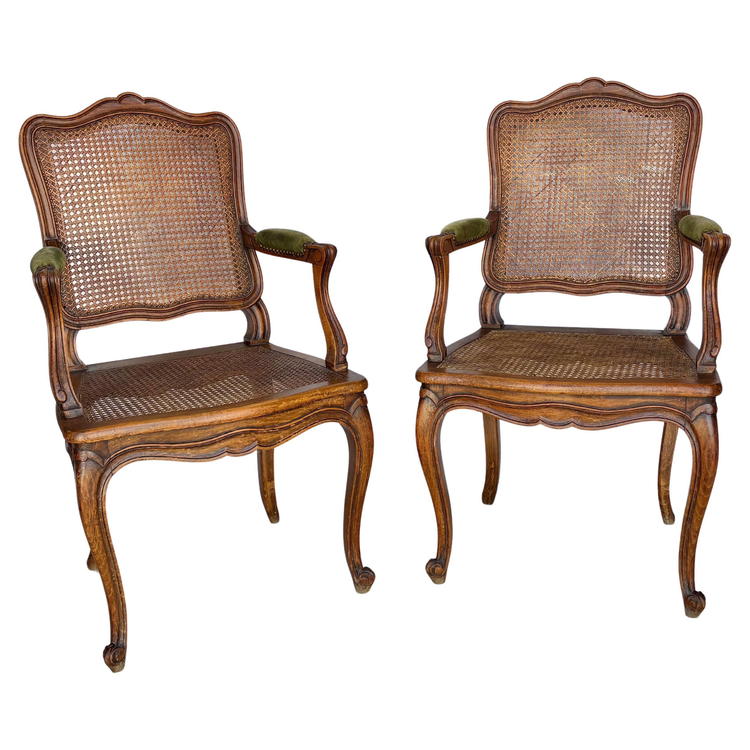 Français Paire de fauteuils en noyer et cannage Louis XV du début du 20e siècle en vente