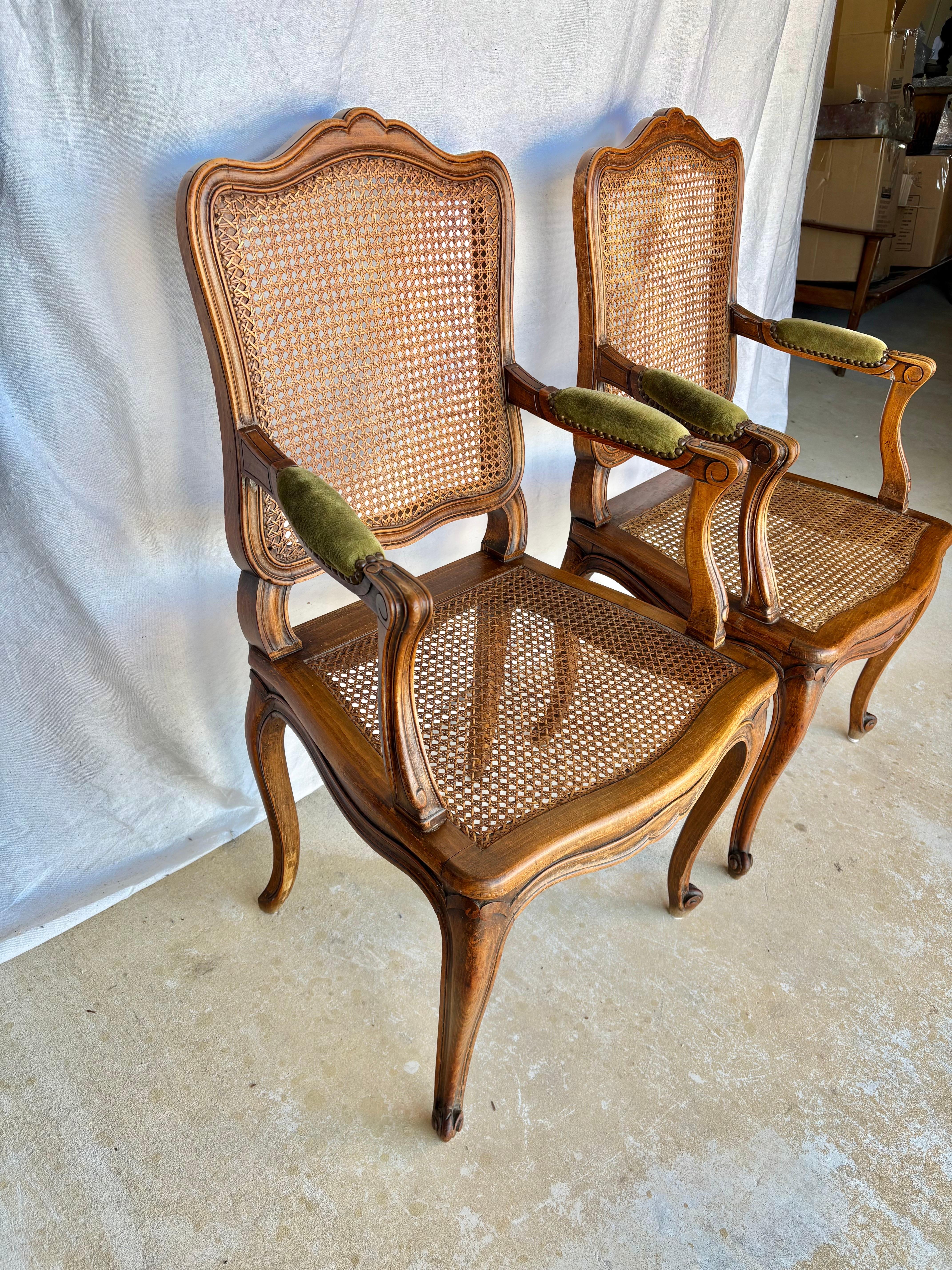 Fait main Paire de fauteuils en noyer et cannage Louis XV du début du 20e siècle en vente