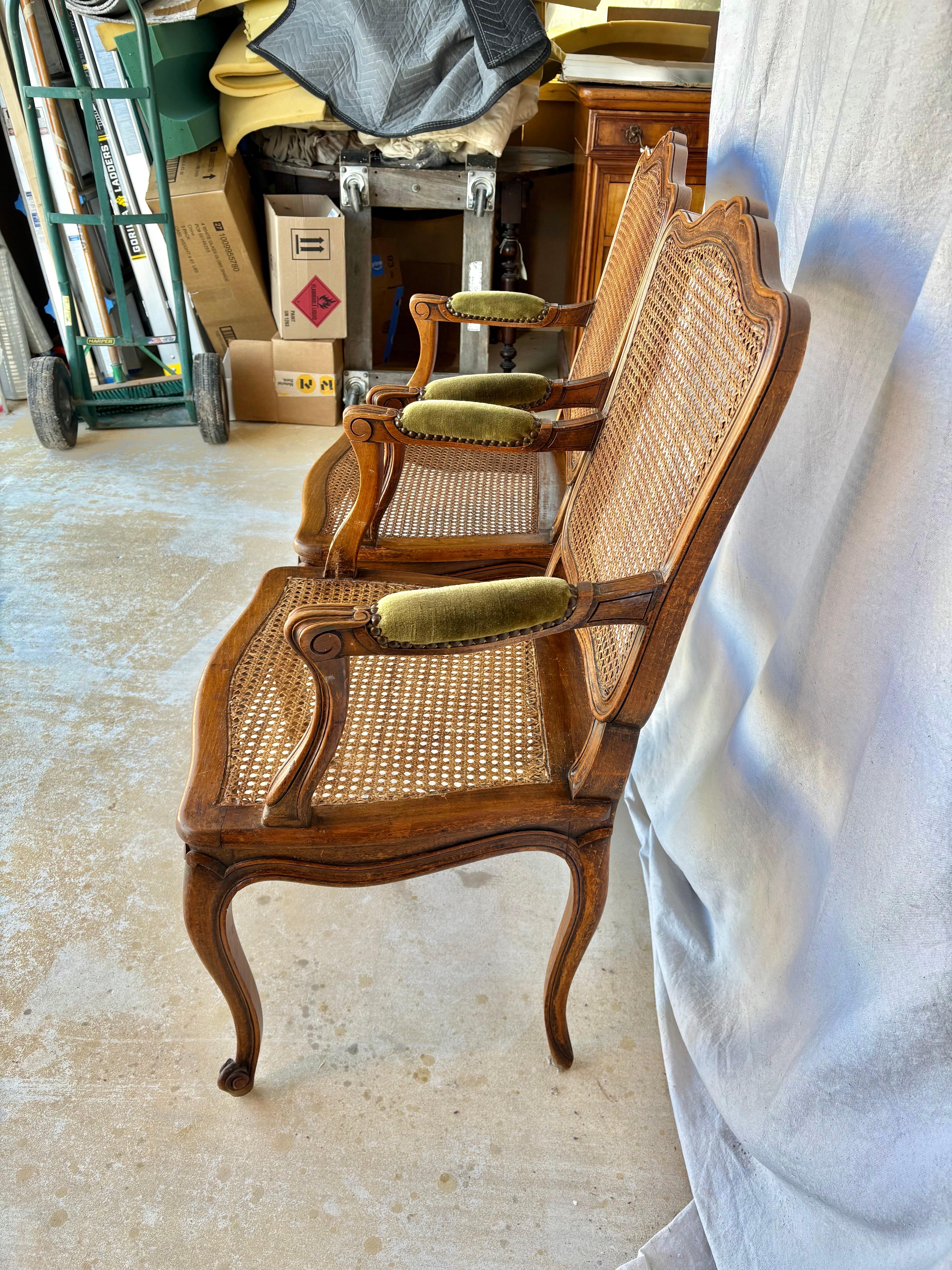 Paire de fauteuils en noyer et cannage Louis XV du début du 20e siècle Bon état - En vente à Burton, TX