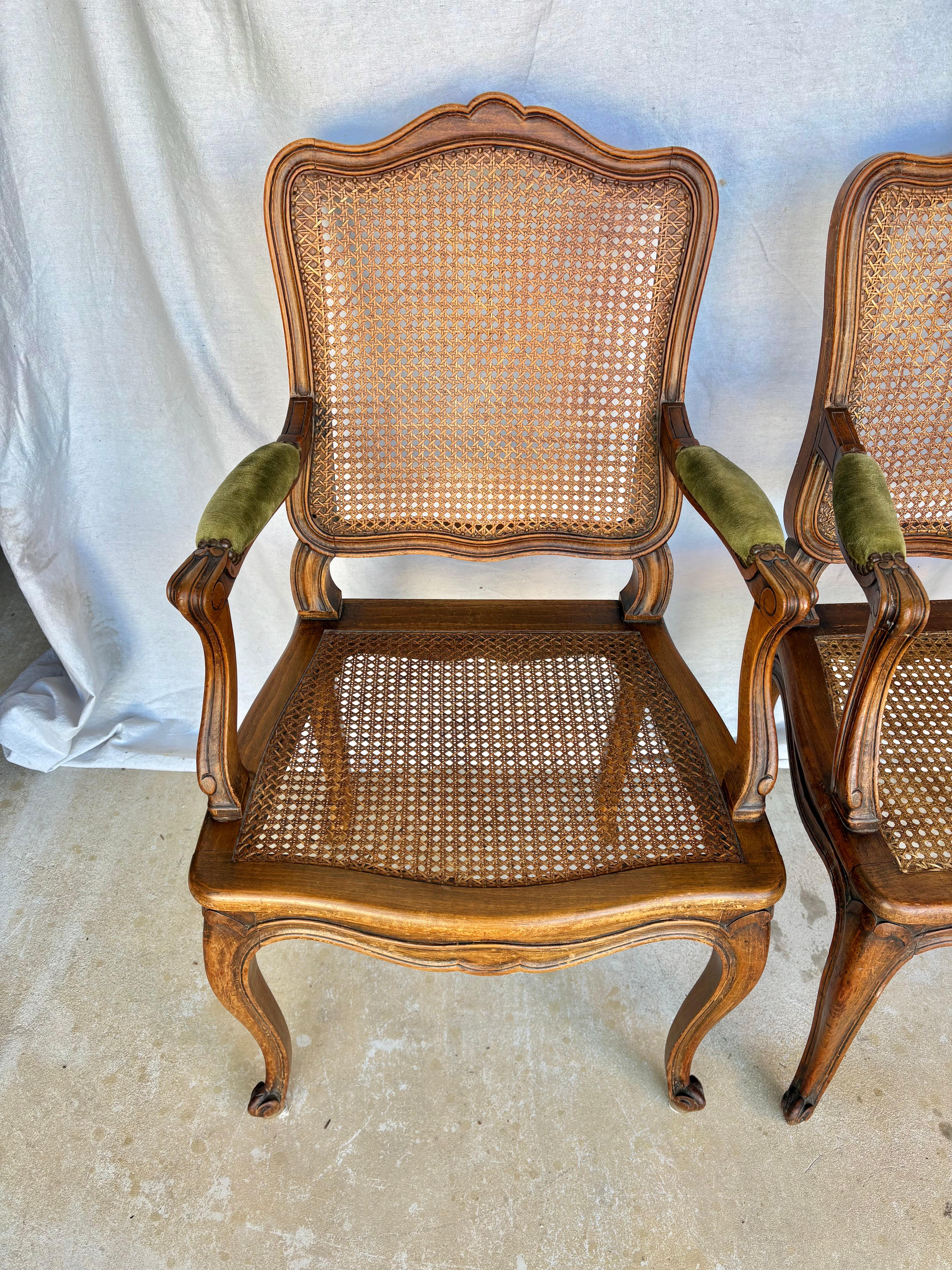 20ième siècle Paire de fauteuils en noyer et cannage Louis XV du début du 20e siècle en vente