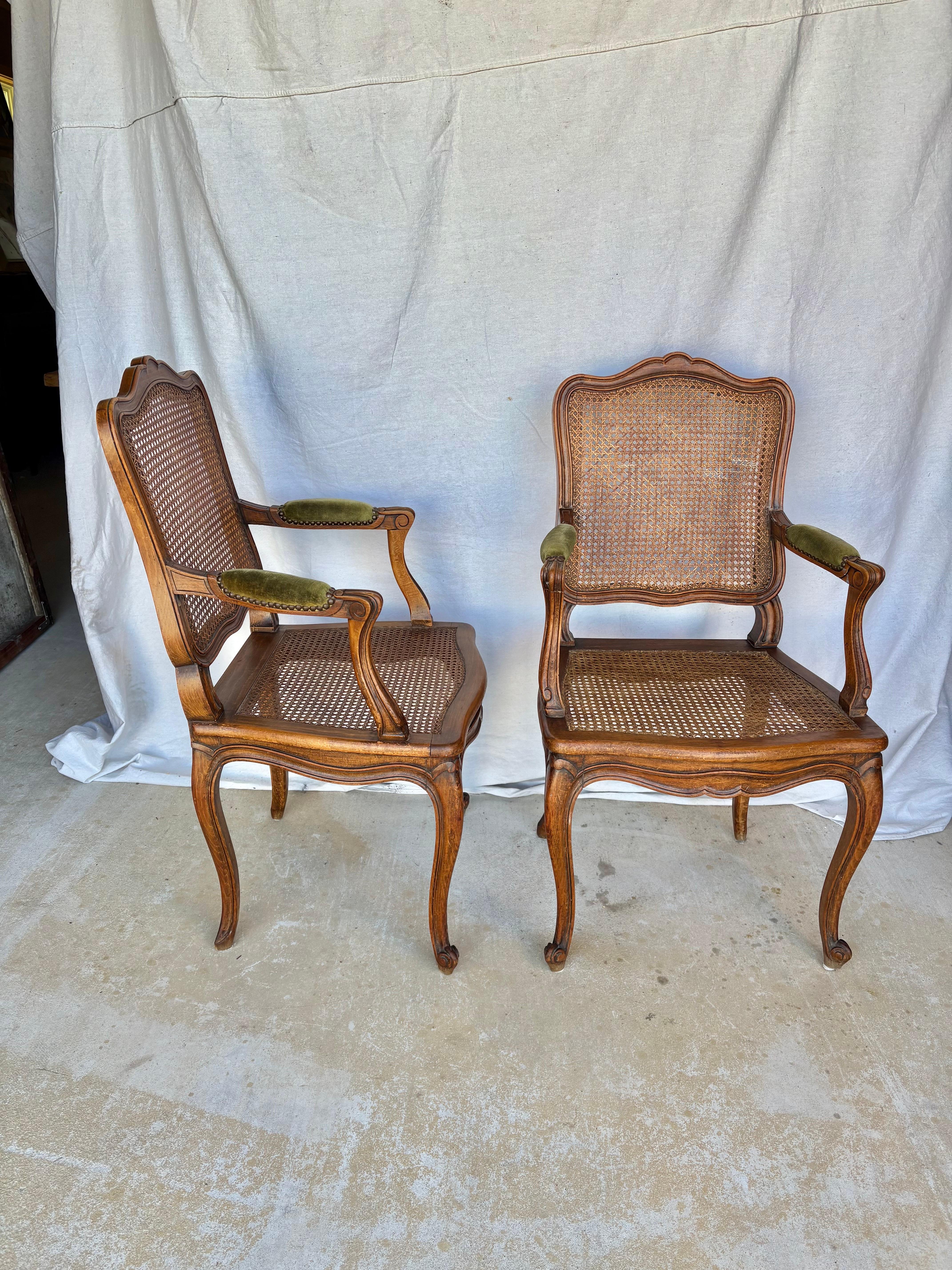 Canne Paire de fauteuils en noyer et cannage Louis XV du début du 20e siècle en vente