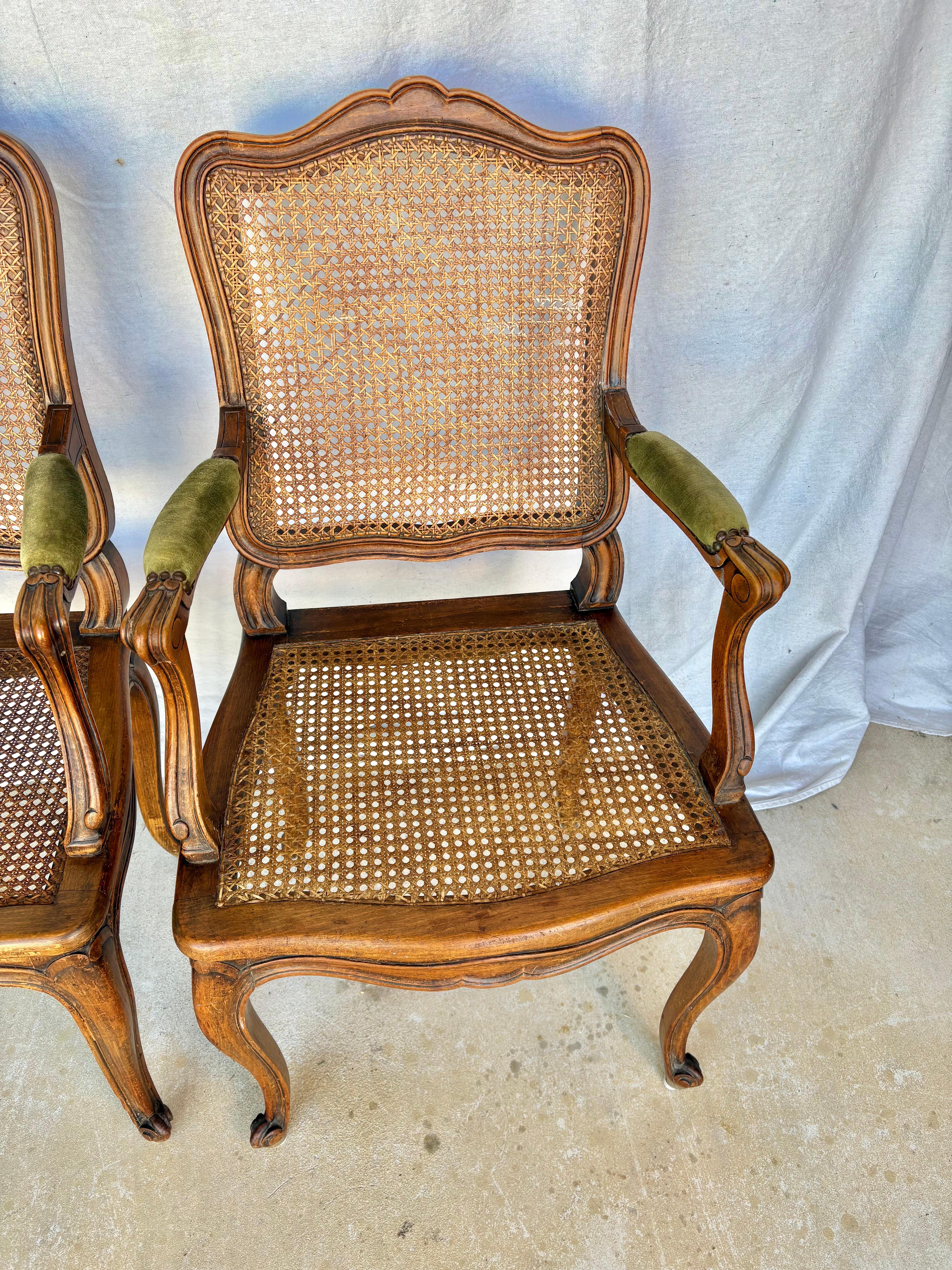 Paire de fauteuils en noyer et cannage Louis XV du début du 20e siècle en vente 1
