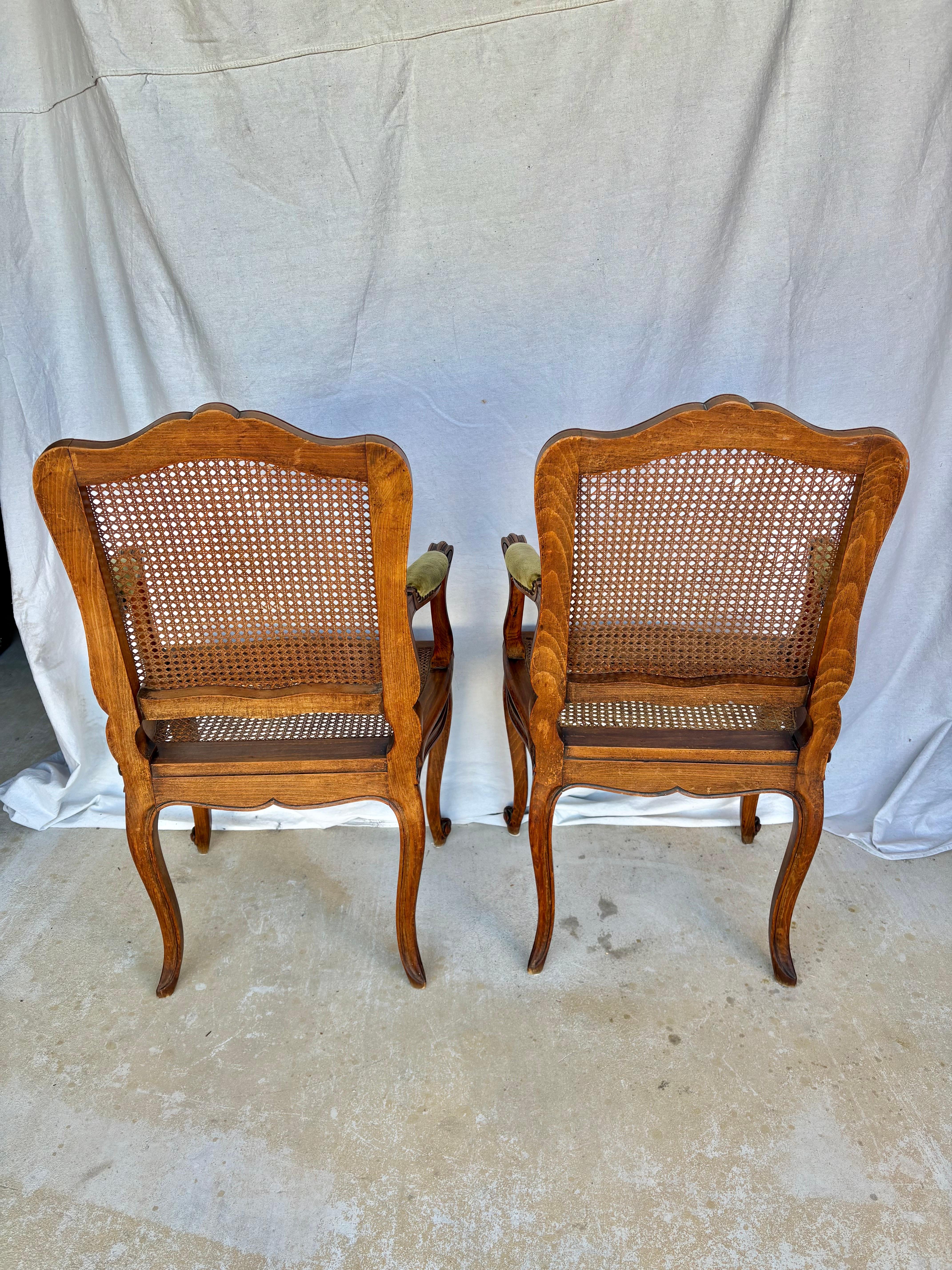 Paire de fauteuils en noyer et cannage Louis XV du début du 20e siècle en vente 2