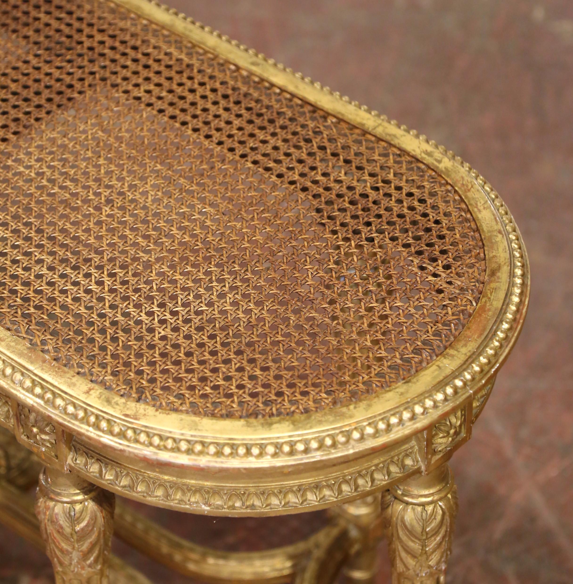 Français Banc à cannes en bois doré sculpté Louis XVI du début du 20e siècle en vente