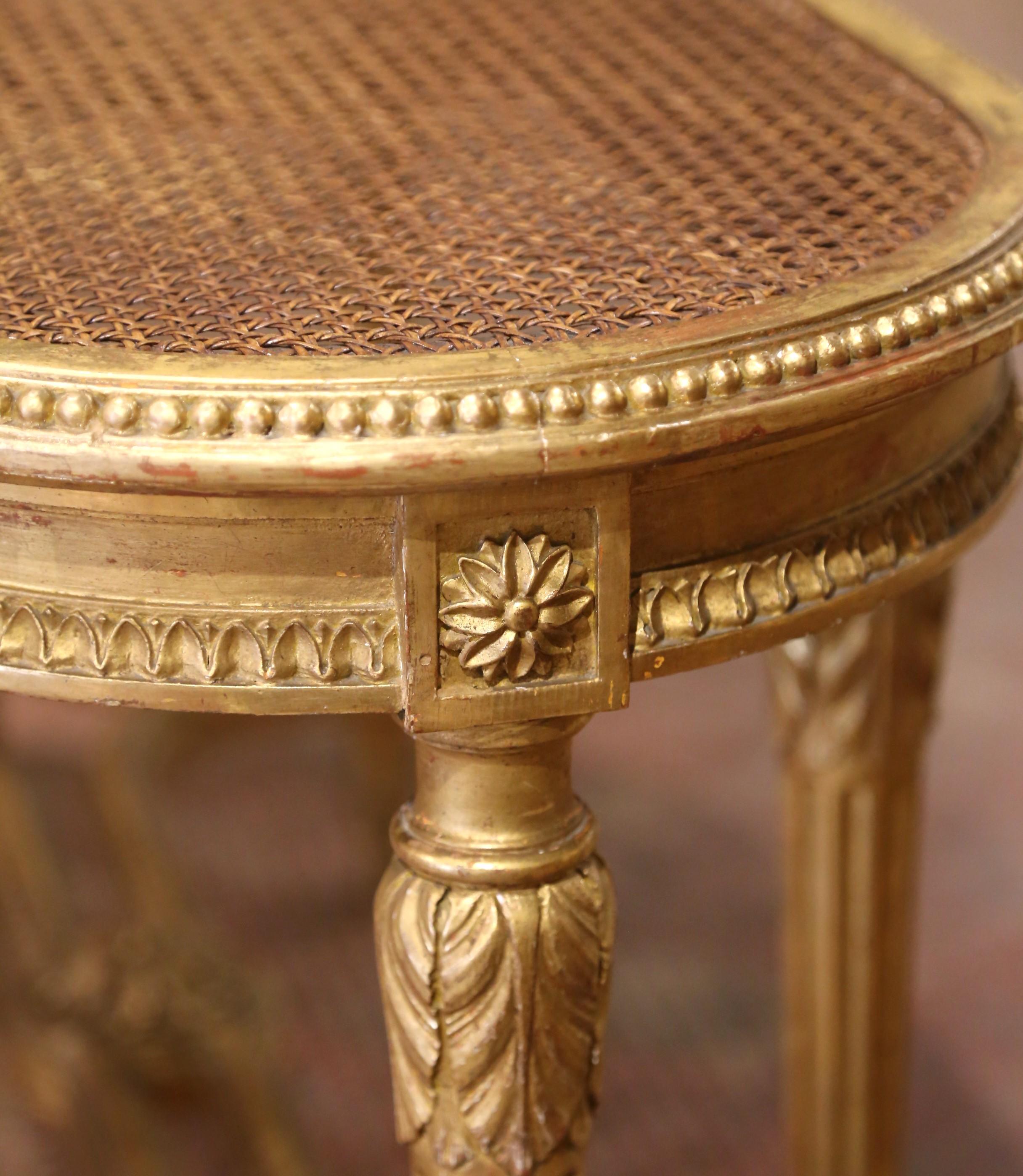 20ième siècle Banc à cannes en bois doré sculpté Louis XVI du début du 20e siècle en vente