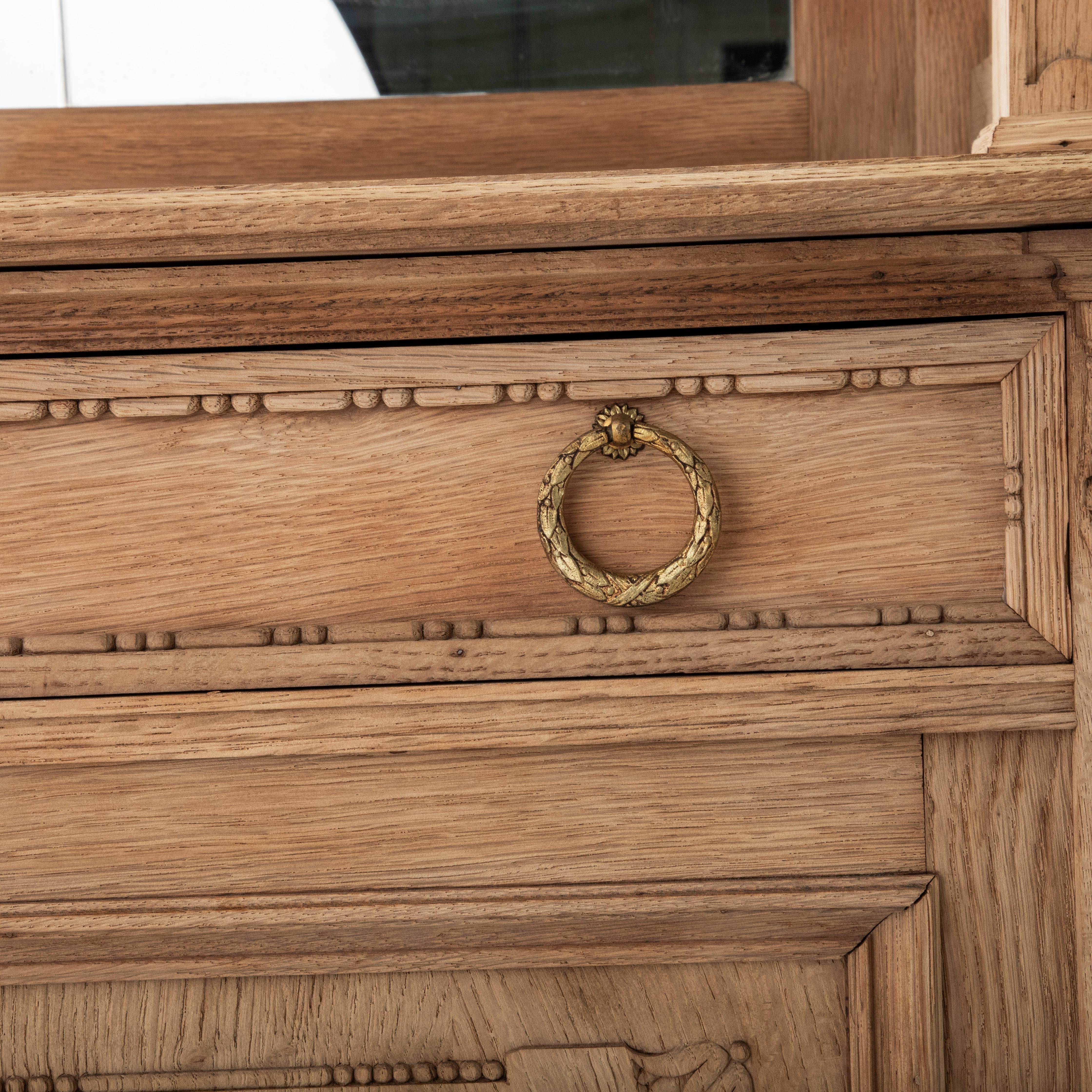 Buffet Deux Corps de Roble Tallado Blanqueado Estilo Luis XVI Francés de principios del siglo XX en venta 10