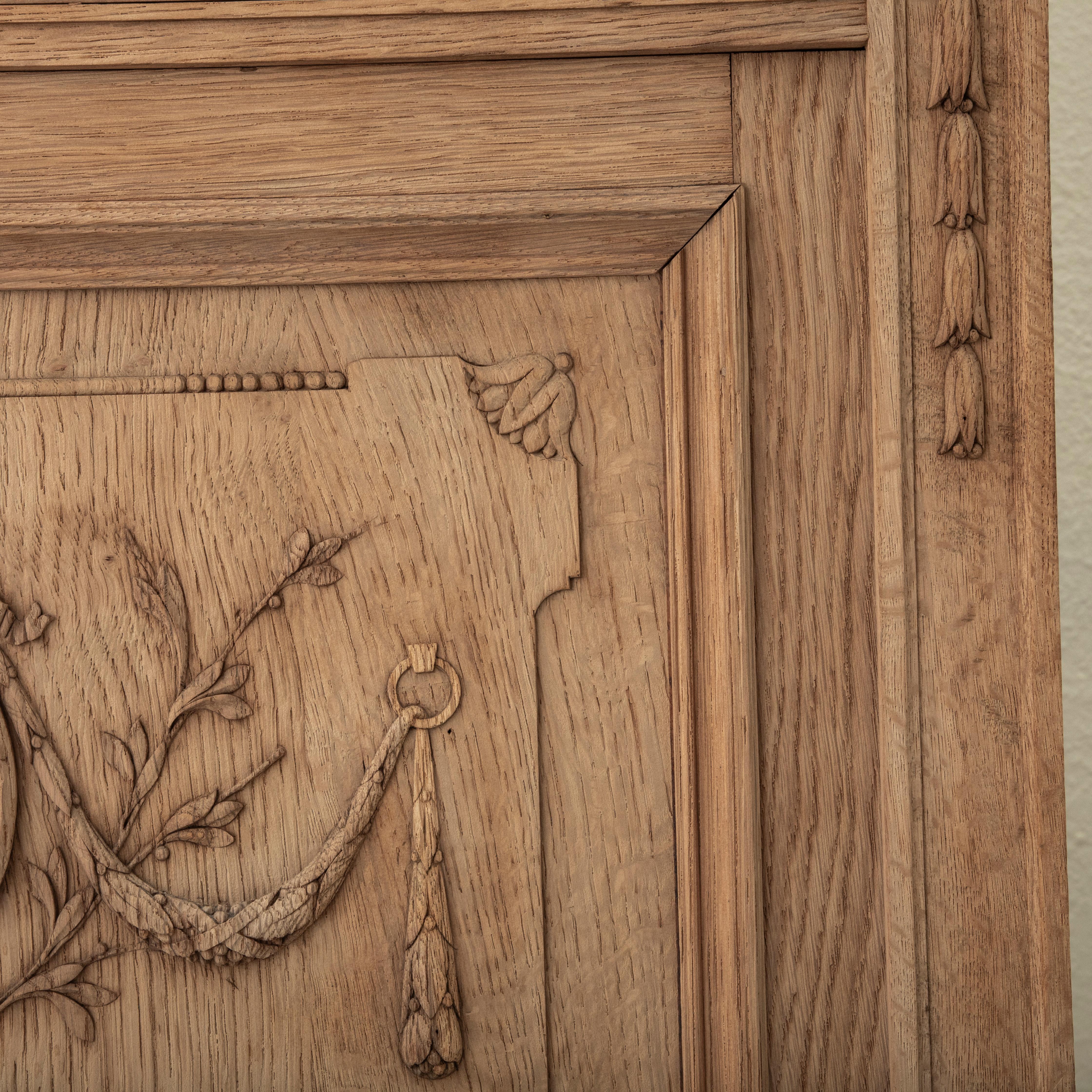 Buffet Deux Corps de Roble Tallado Blanqueado Estilo Luis XVI Francés de principios del siglo XX en venta 11