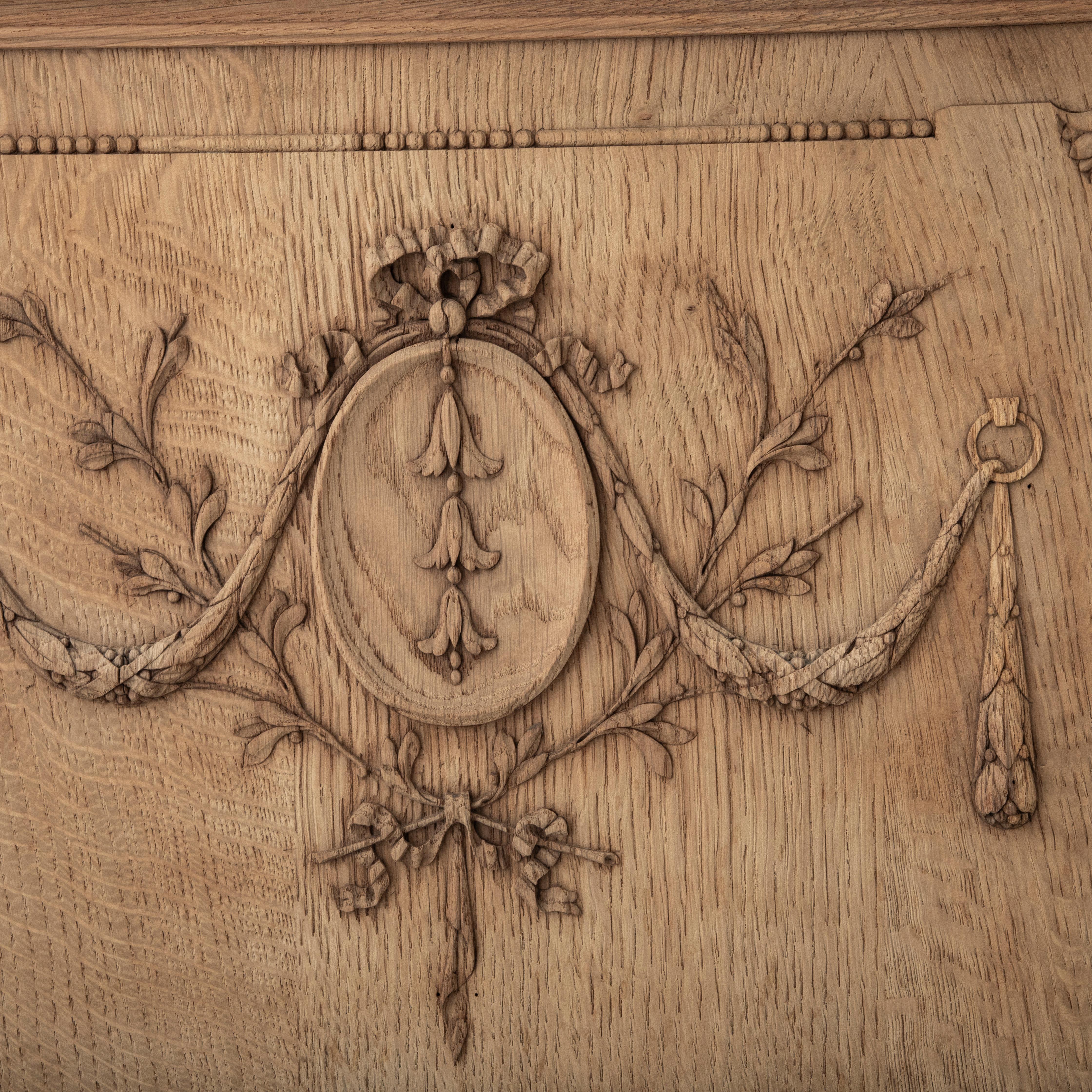 Buffet Deux Corps de Roble Tallado Blanqueado Estilo Luis XVI Francés de principios del siglo XX en venta 13