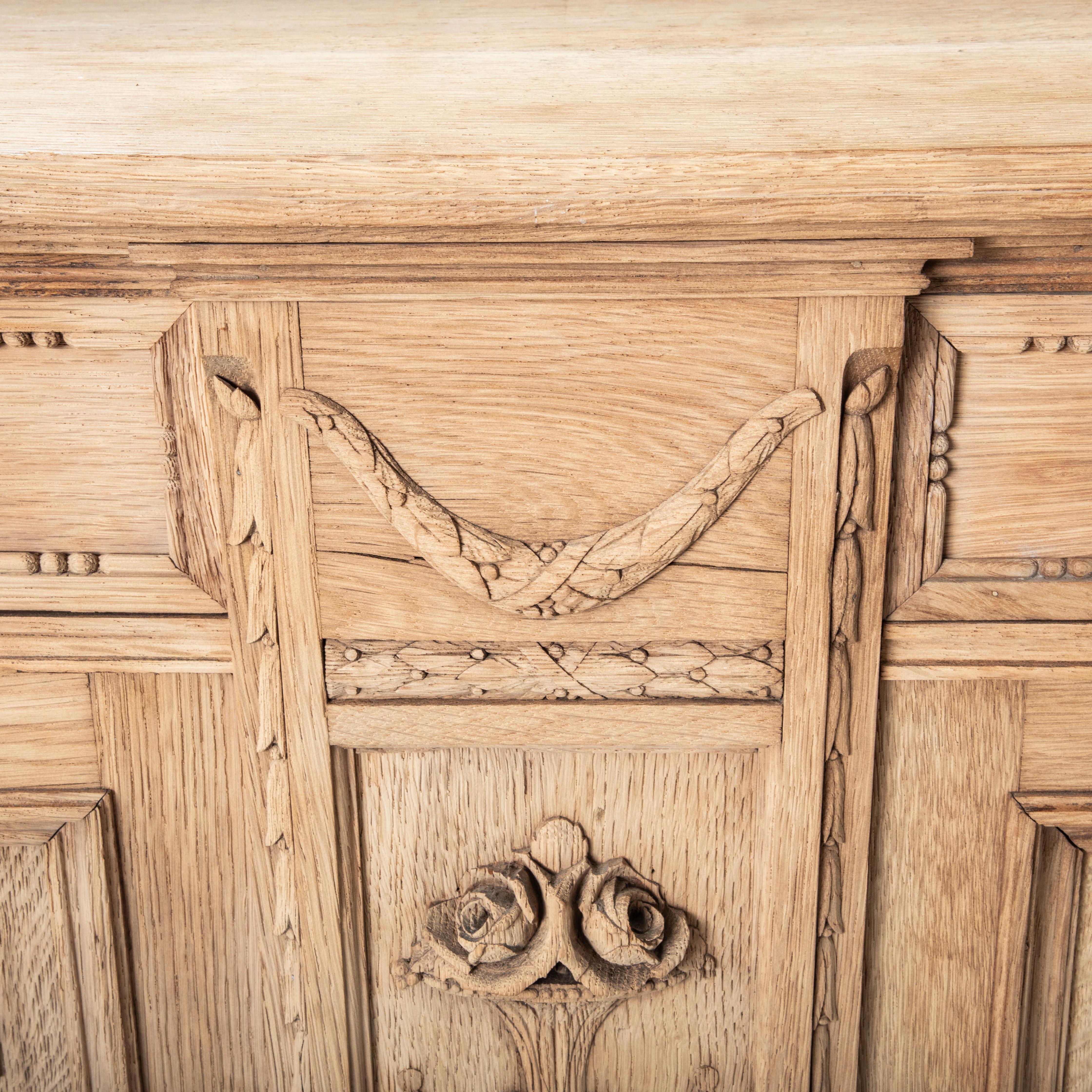 Buffet Deux Corps de Roble Tallado Blanqueado Estilo Luis XVI Francés de principios del siglo XX en venta 15