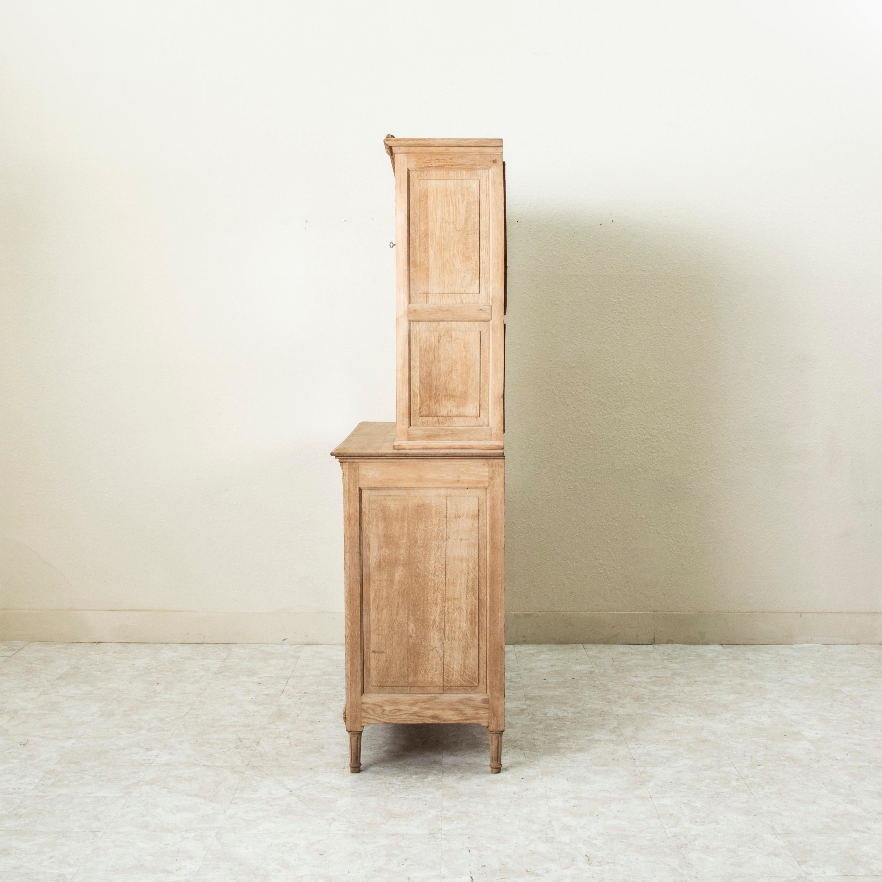 Buffet Deux Corps de Roble Tallado Blanqueado Estilo Luis XVI Francés de principios del siglo XX en Bueno estado para la venta en Fayetteville, AR