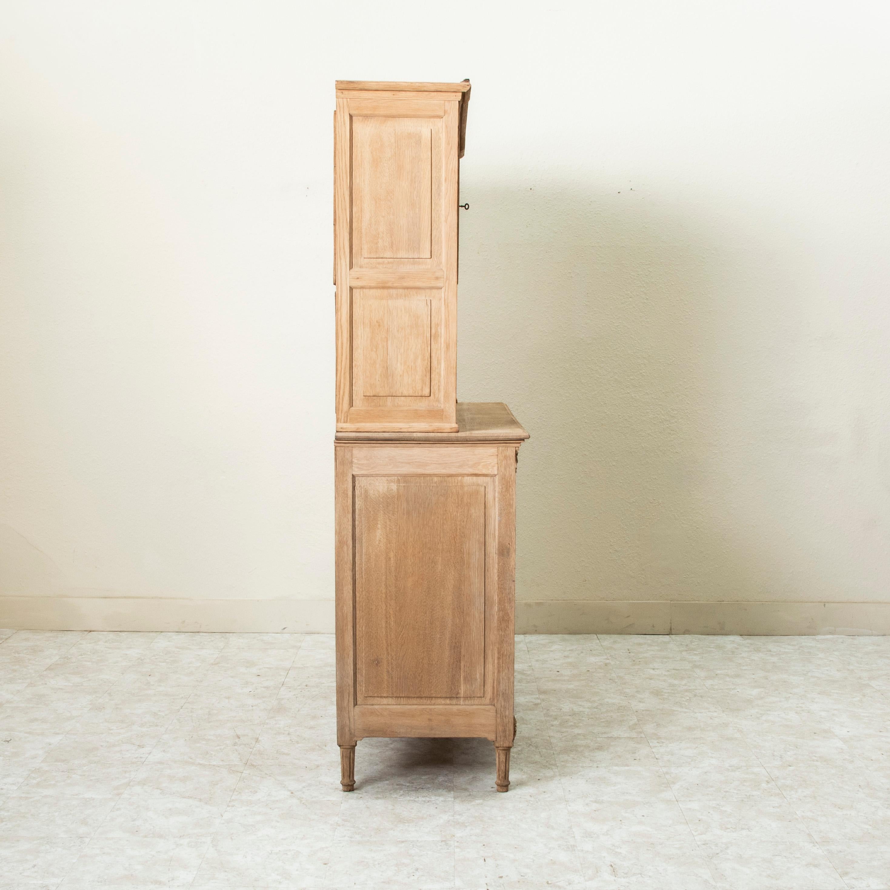 Buffet Deux Corps de Roble Tallado Blanqueado Estilo Luis XVI Francés de principios del siglo XX en venta 1