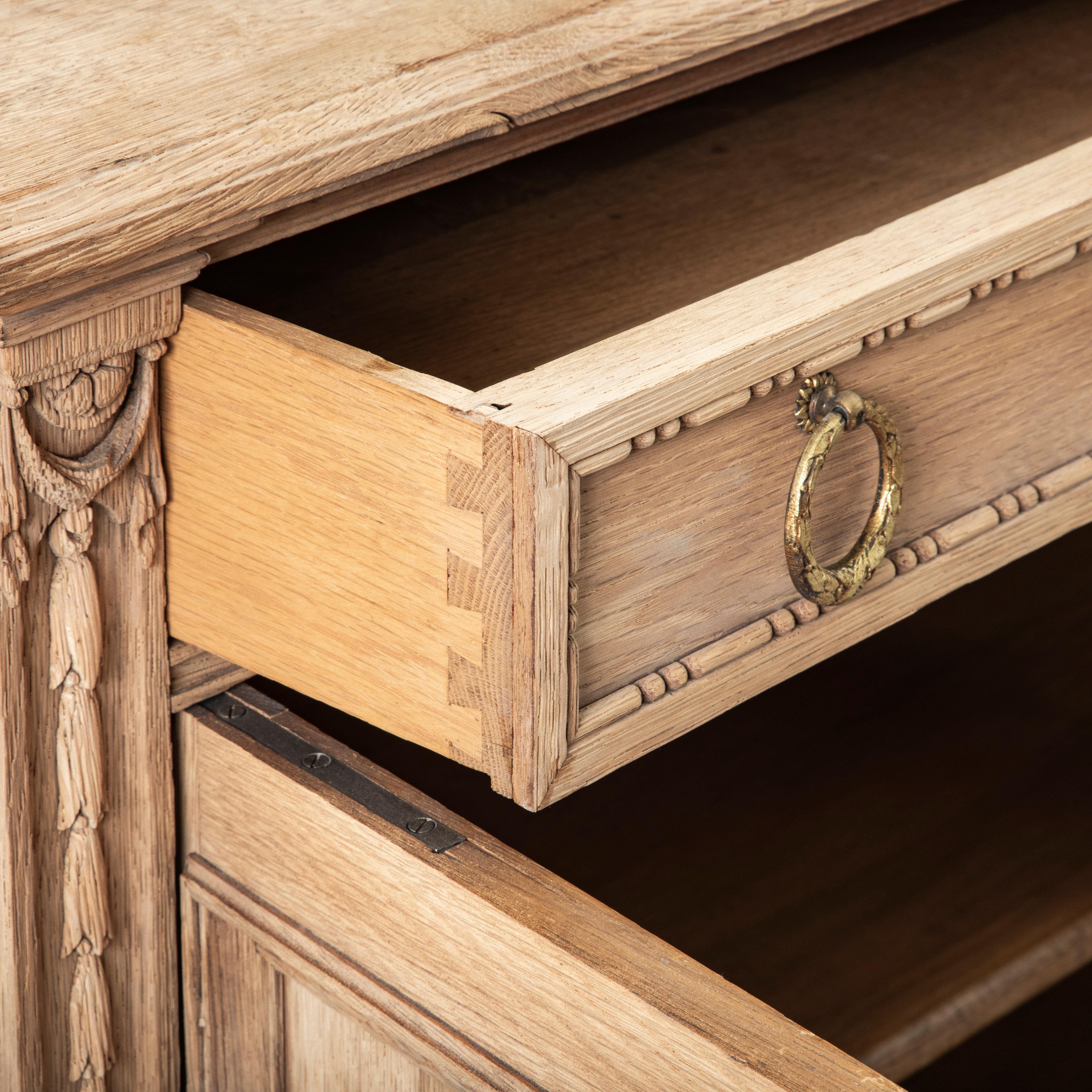 Buffet Deux Corps de Roble Tallado Blanqueado Estilo Luis XVI Francés de principios del siglo XX en venta 3