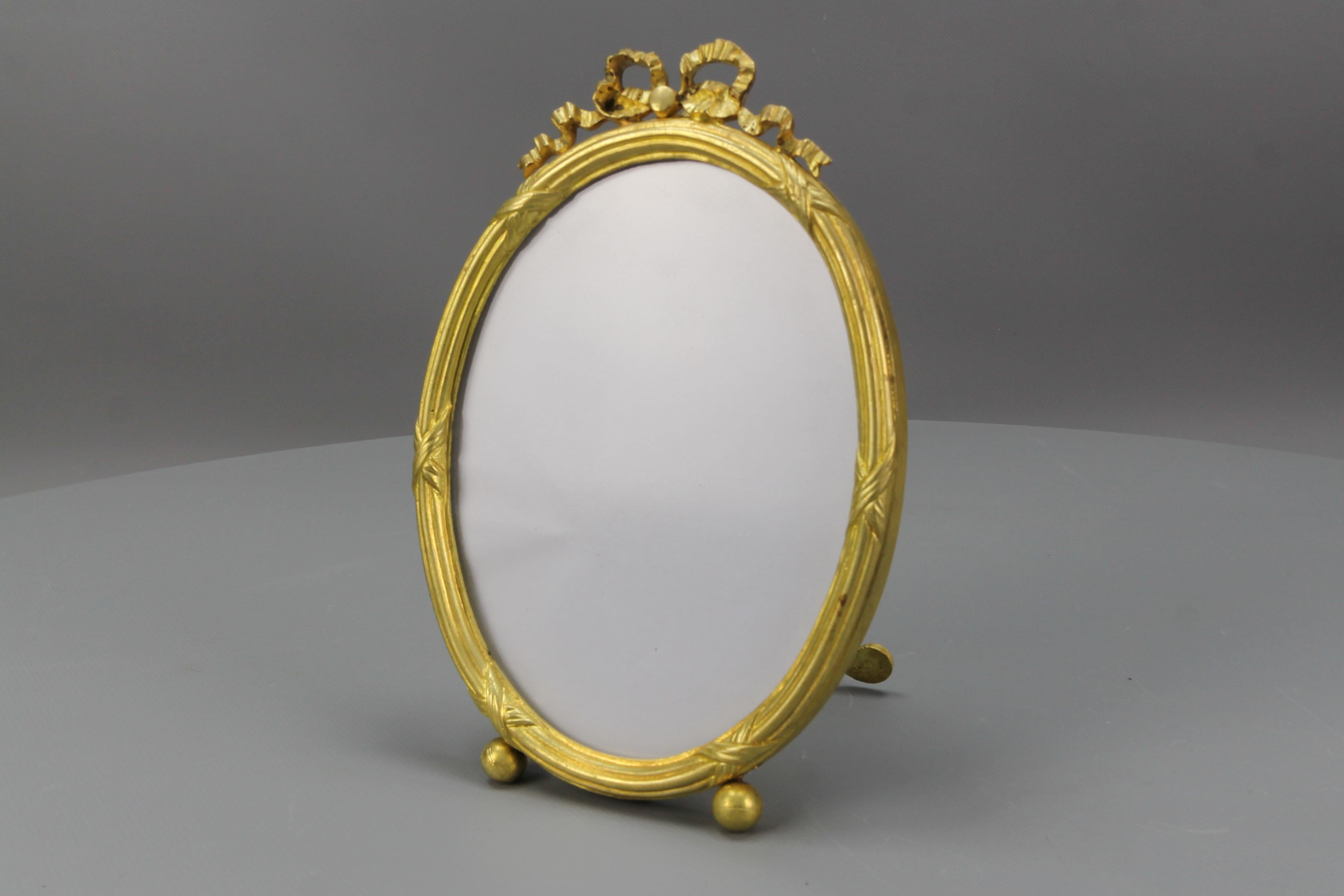 Early 20th Century French Louis XVI Style Bronze Oval Desktop Picture Frame For Sale 6