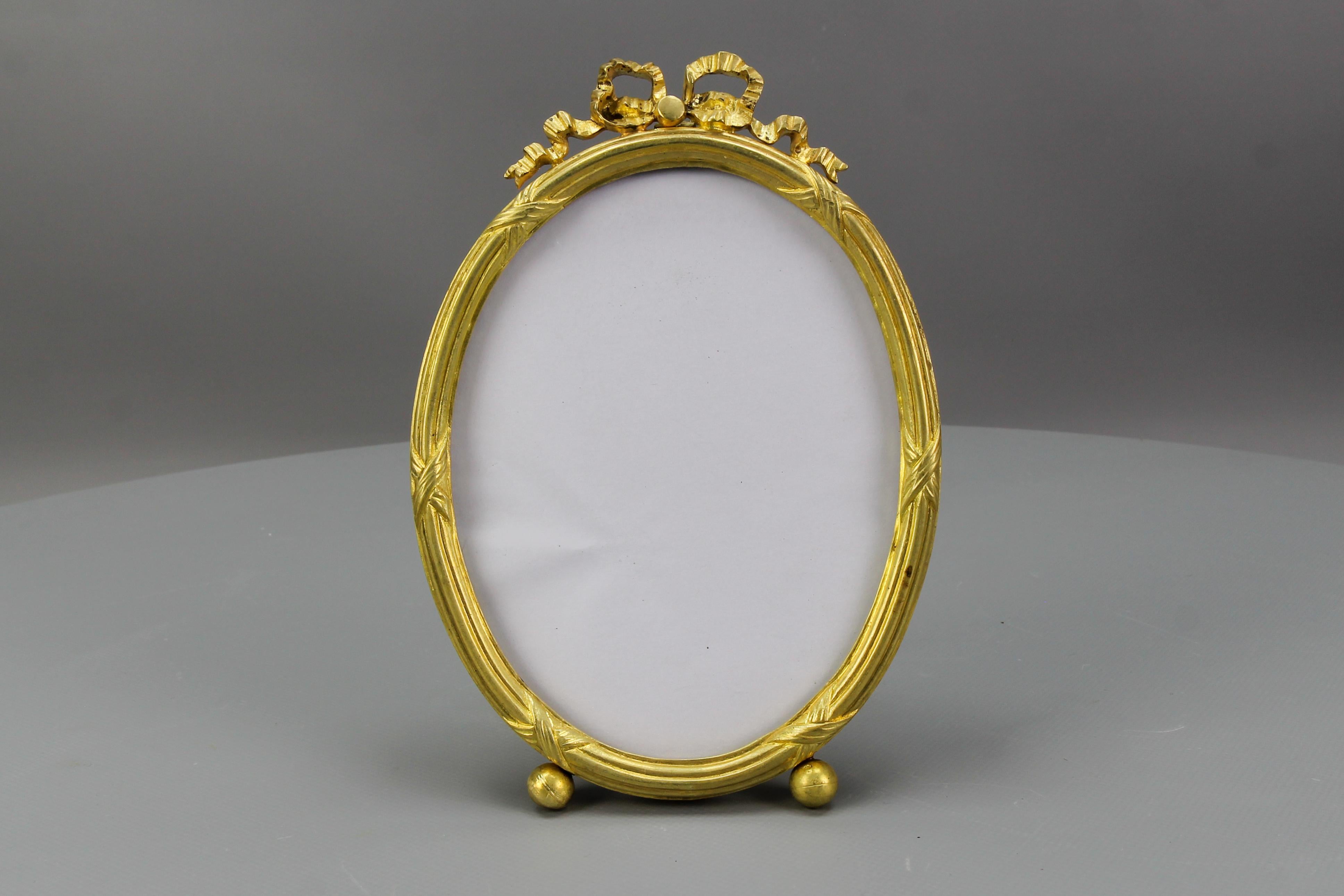 Early 20th Century French Louis XVI Style Bronze Oval Desktop Picture Frame For Sale 7