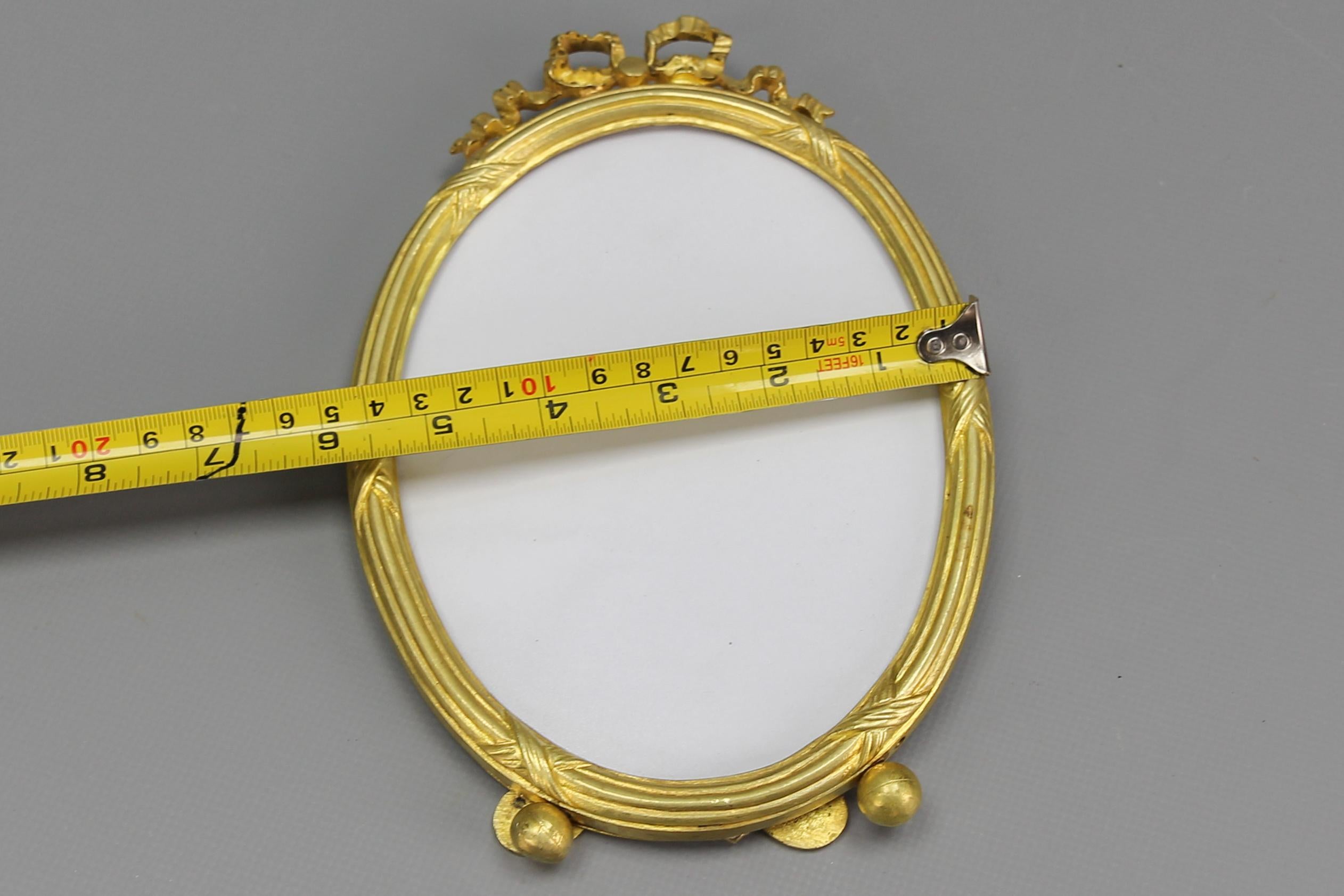 Early 20th Century French Louis XVI Style Bronze Oval Desktop Picture Frame For Sale 9