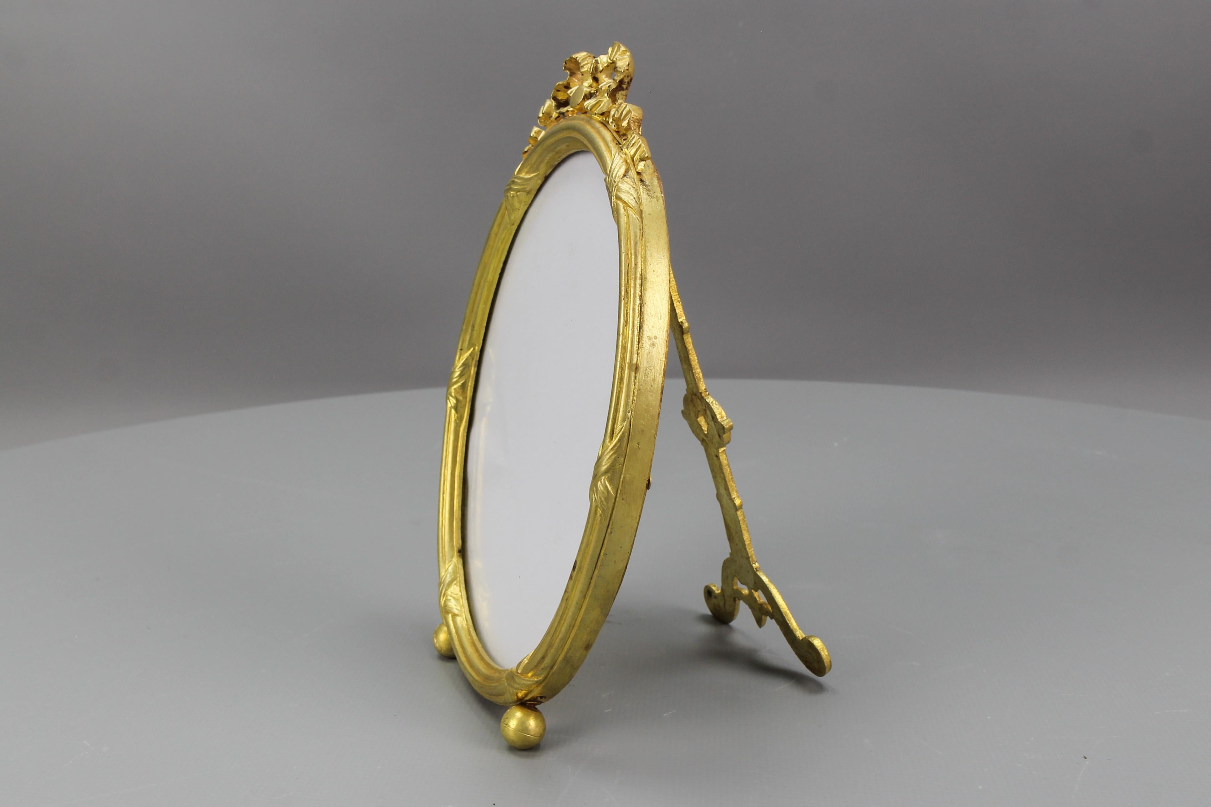 Early 20th Century French Louis XVI Style Bronze Oval Desktop Picture Frame For Sale 5