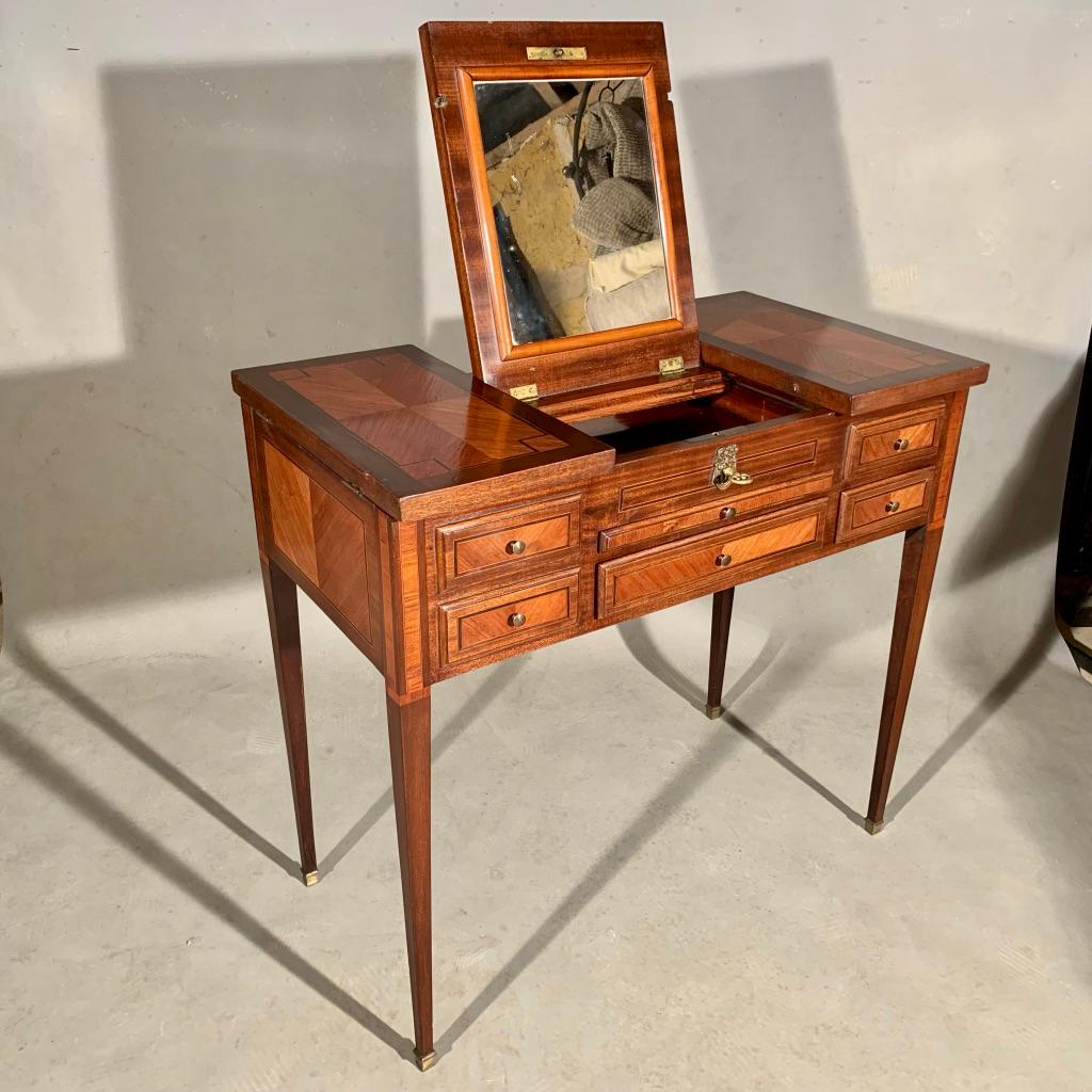 Nice quality French Louis xvi style dressing table with a lift top mirror, additional storage and good drawer space too.
Made in mahogany with tulip and ebonized stringing, 3/4 inlayed panels, standing on fine tapering legs finished with brass caps
