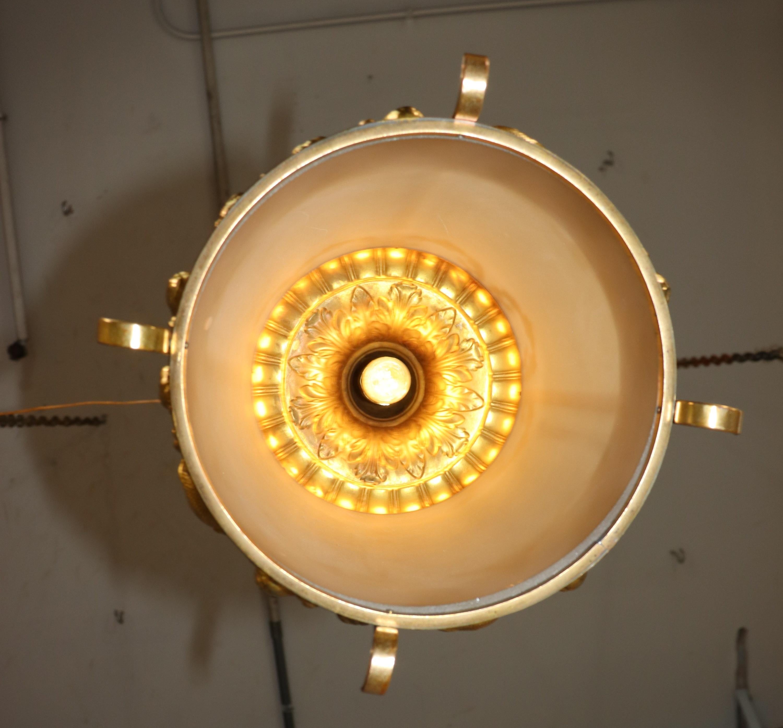 Farol de latón dorado estilo Luis XVI francés de principios del siglo XX en venta 6