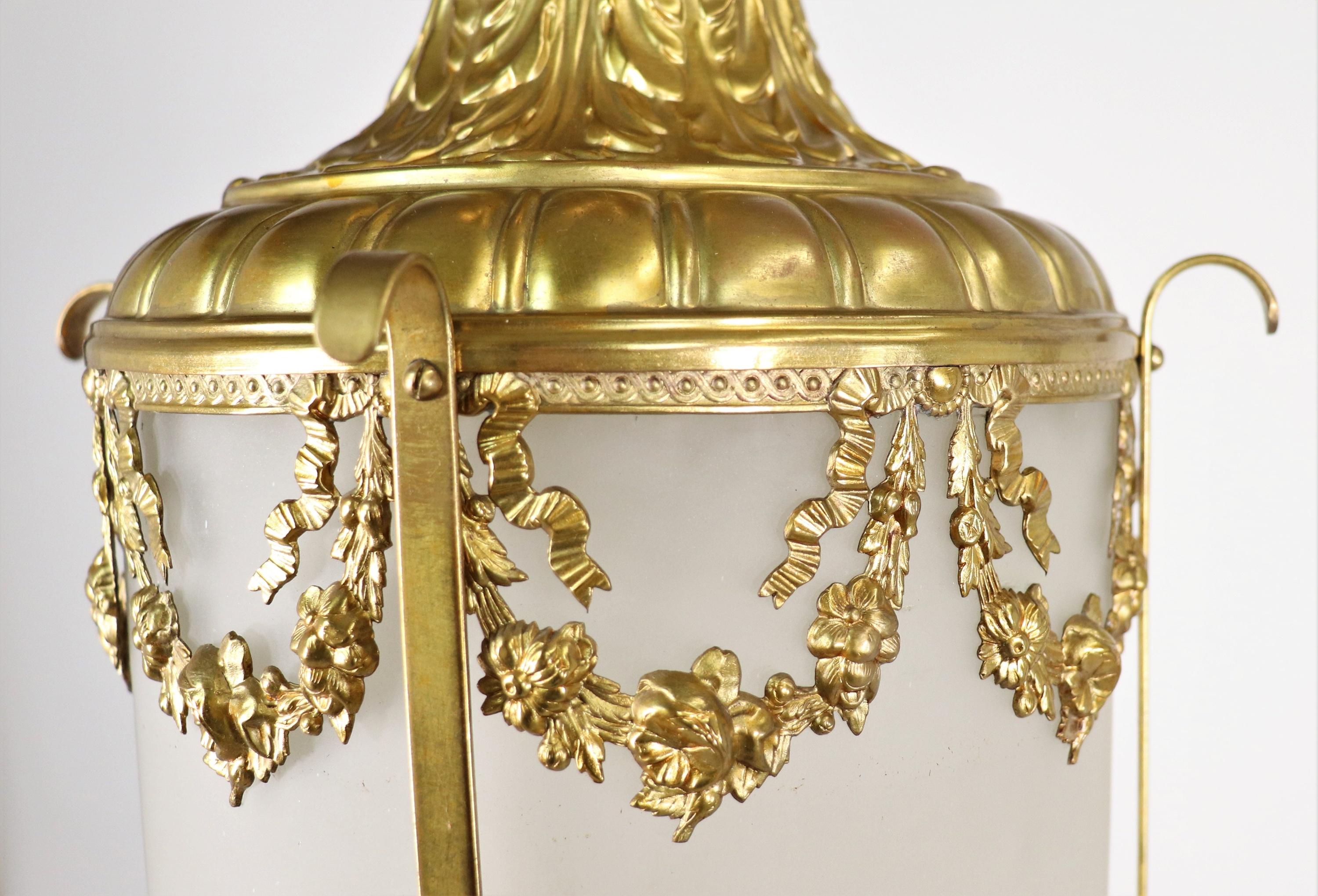 Farol de latón dorado estilo Luis XVI francés de principios del siglo XX en venta 1