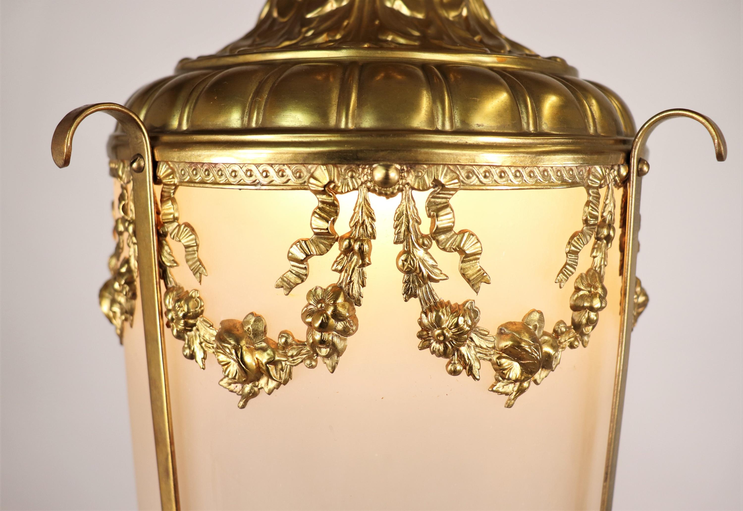 Farol de latón dorado estilo Luis XVI francés de principios del siglo XX en venta 2