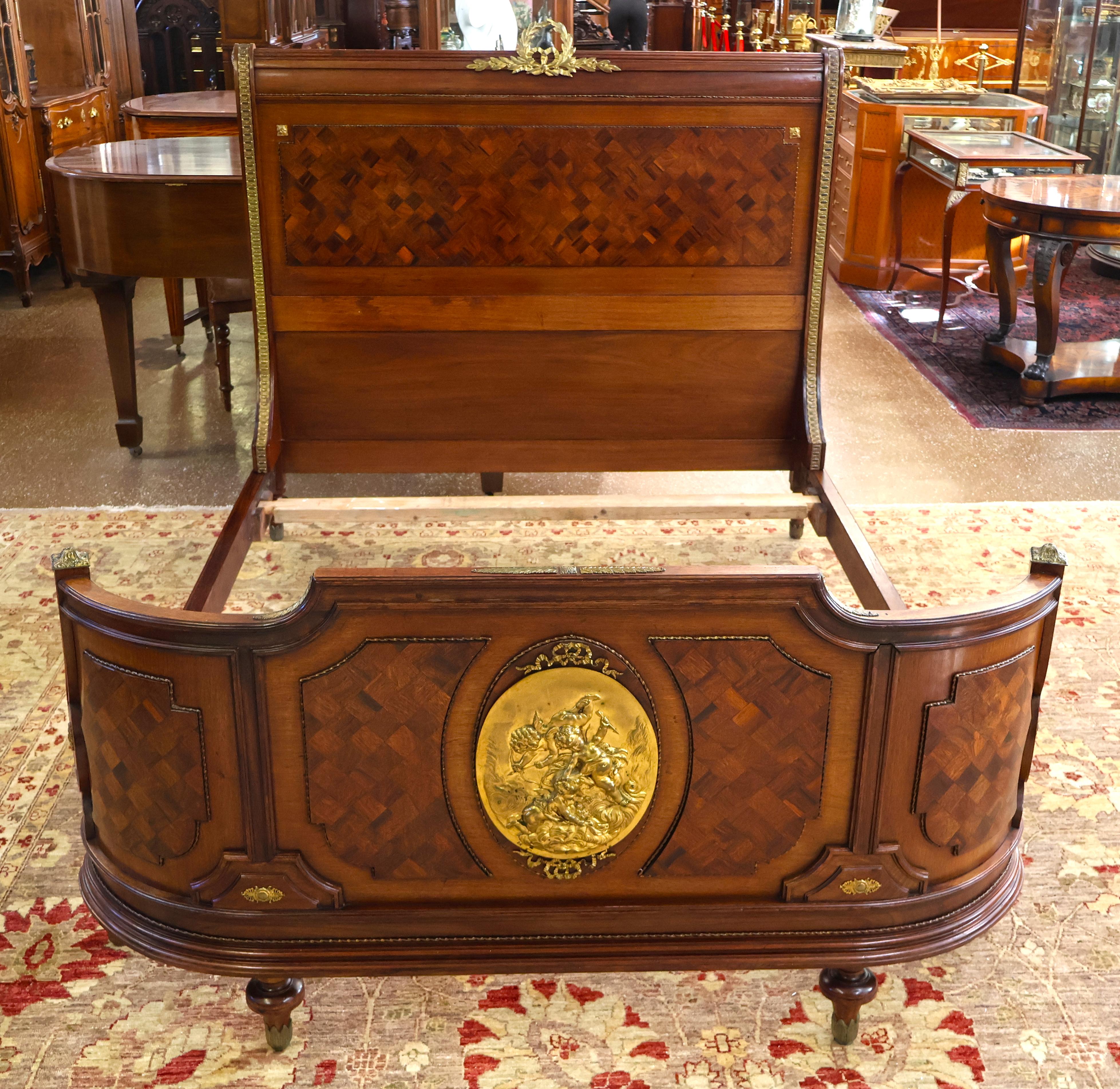 Early 20th Century French Louis XVI Style Inlaid Bronze Mounted Walnut Full Bed

Dimensions : 59.5