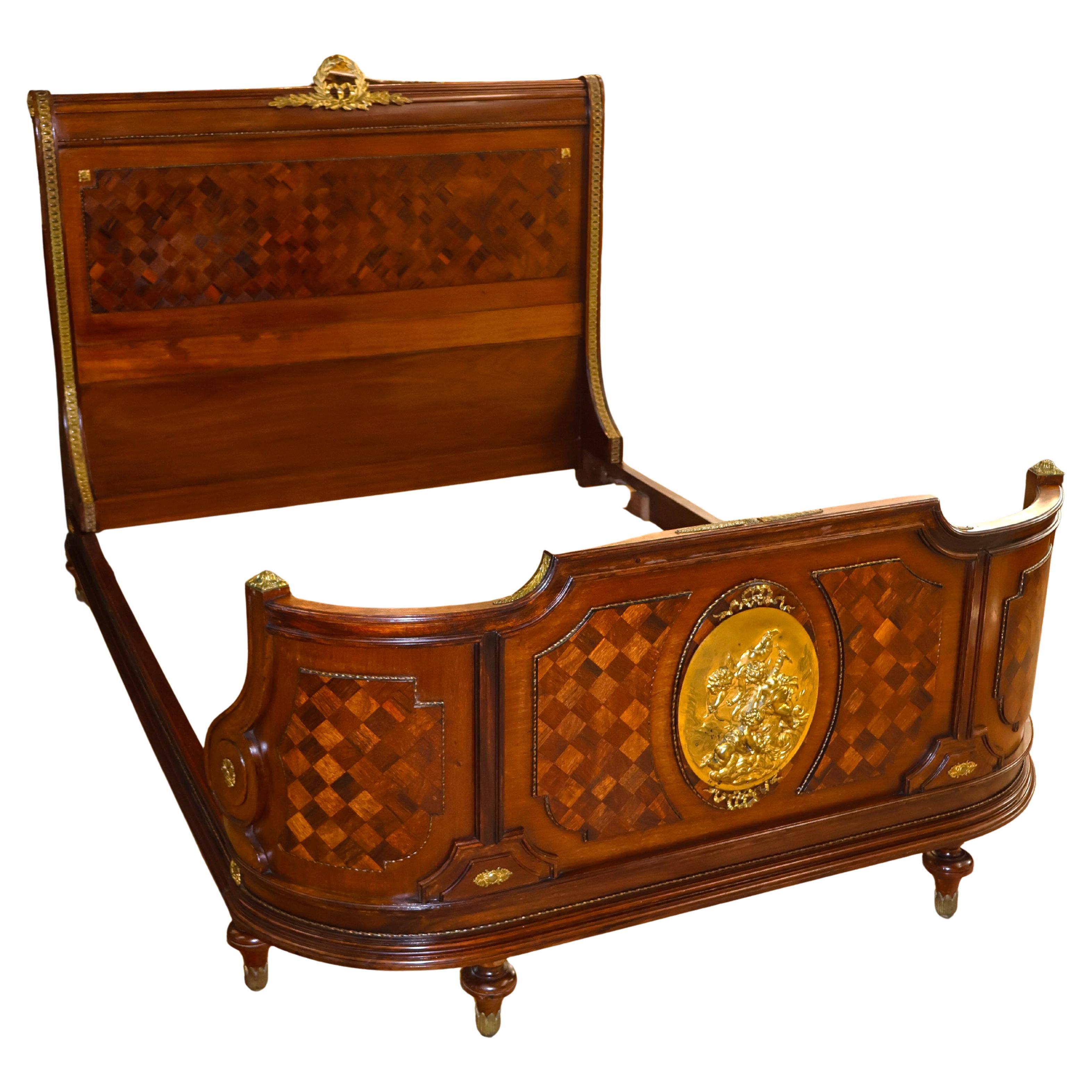 Anfang des 20. Jahrhunderts Französisch Louis XVI-Stil Intarsien Bronze montiert Nussbaum volle Bett