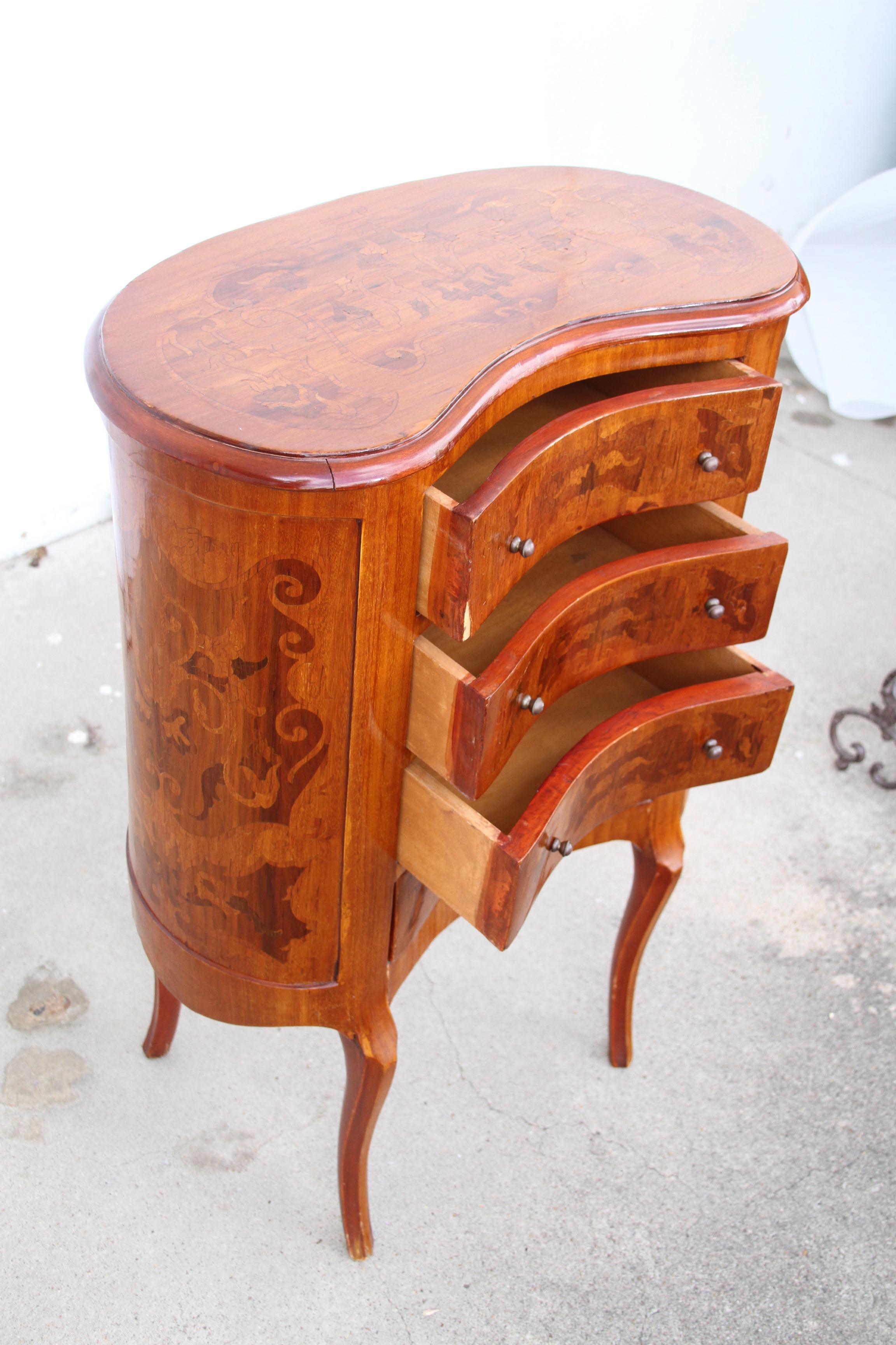 Early 20th Century French Louis XVI Style Kidney Shaped Nightstand  In Good Condition For Sale In Pasadena, TX