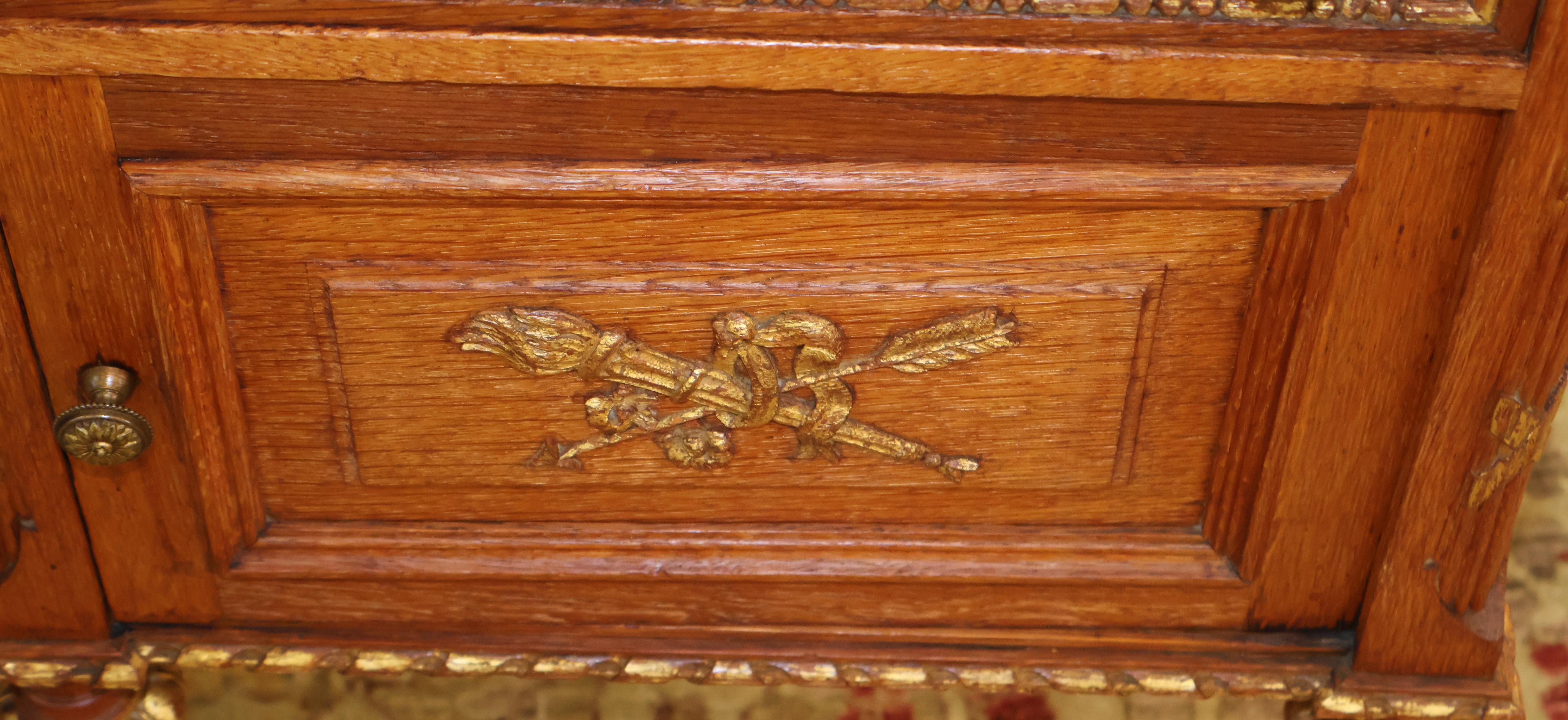 Mesilla de noche de roble con tapa de mármol estilo Luis XVI francés de principios del siglo XX en venta 4