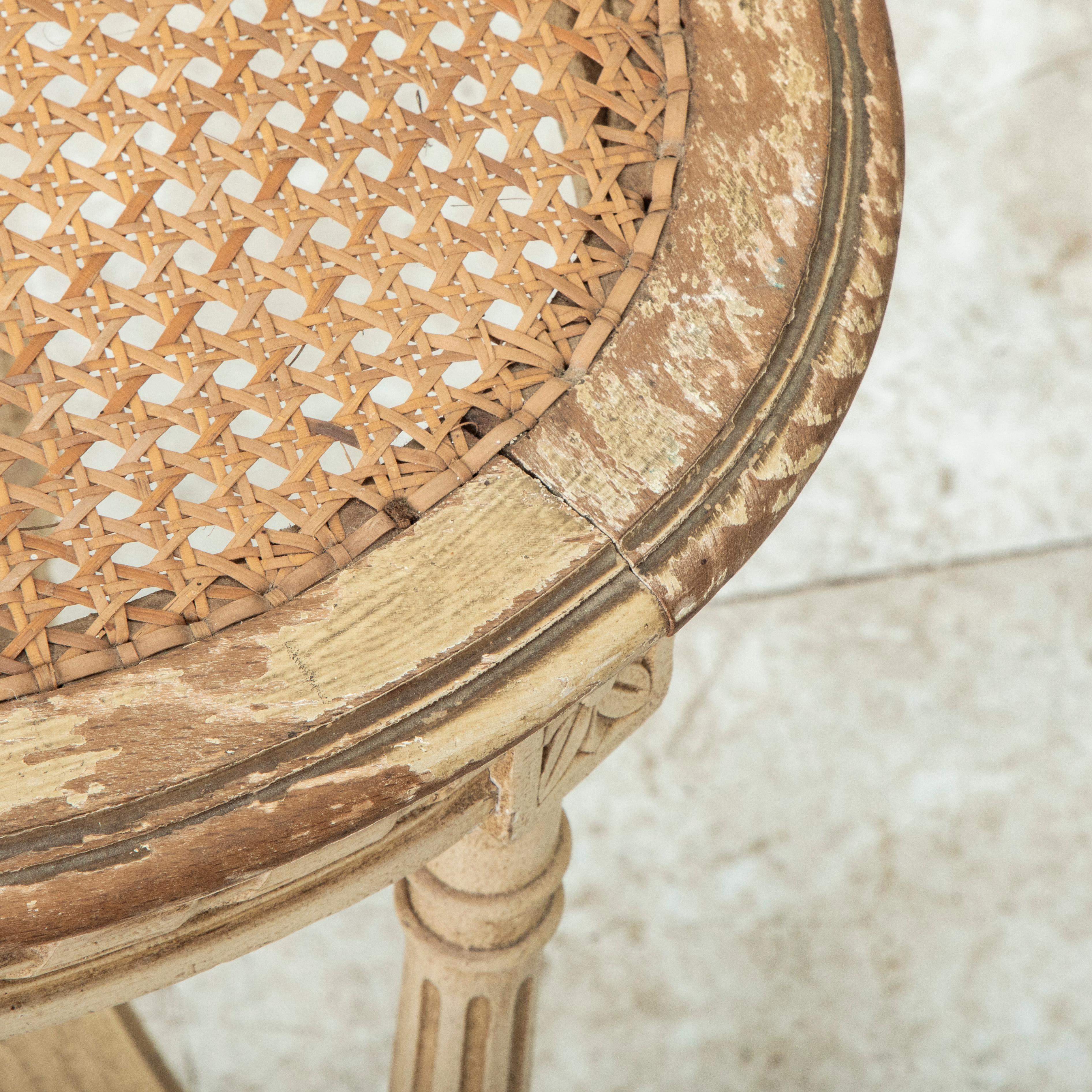 Banc peint de style Louis XVI du début du 20e siècle, siège canné en vente 3