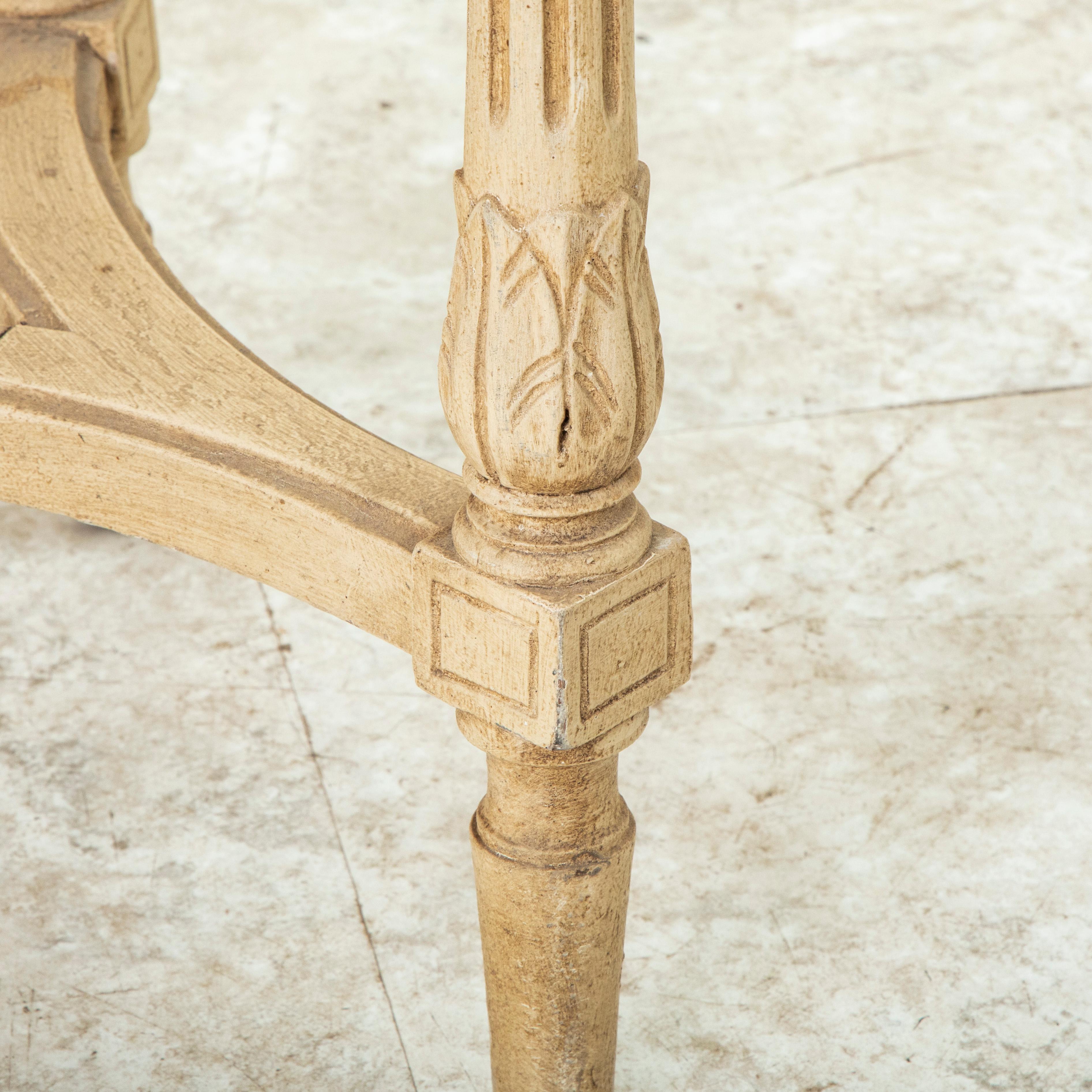 Banc peint de style Louis XVI du début du 20e siècle, siège canné en vente 4