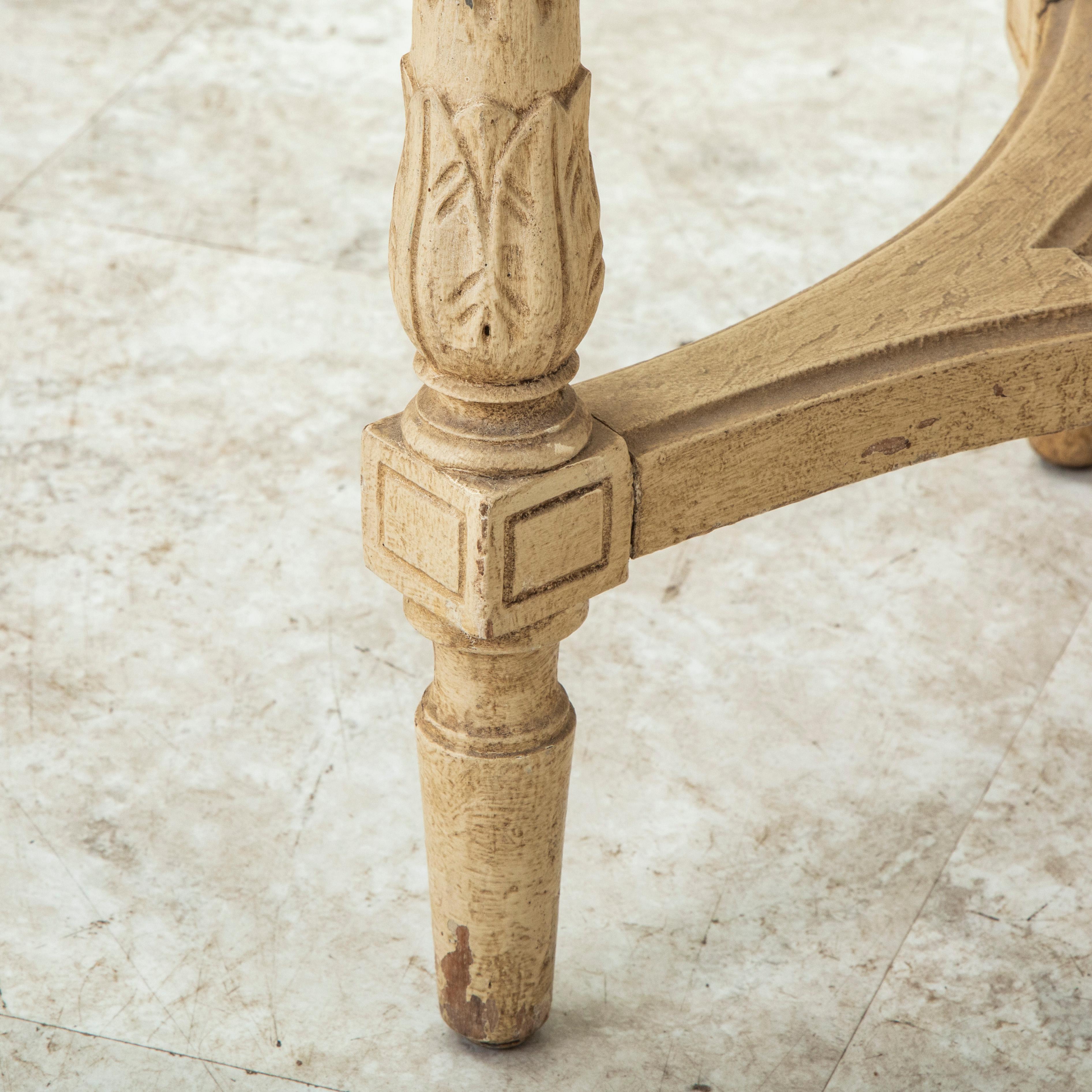 Banc peint de style Louis XVI du début du 20e siècle, siège canné en vente 5
