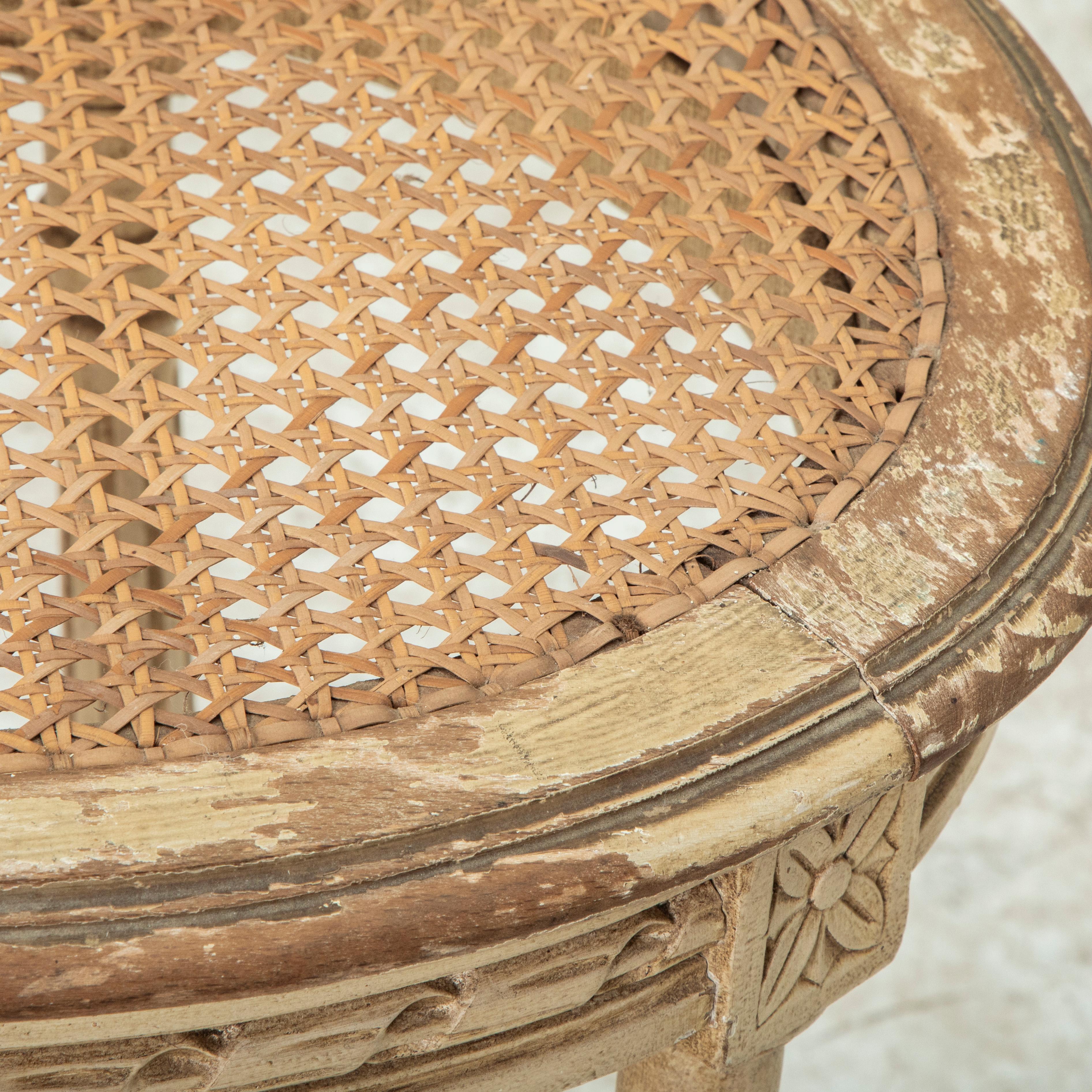 Banc peint de style Louis XVI du début du 20e siècle, siège canné en vente 8