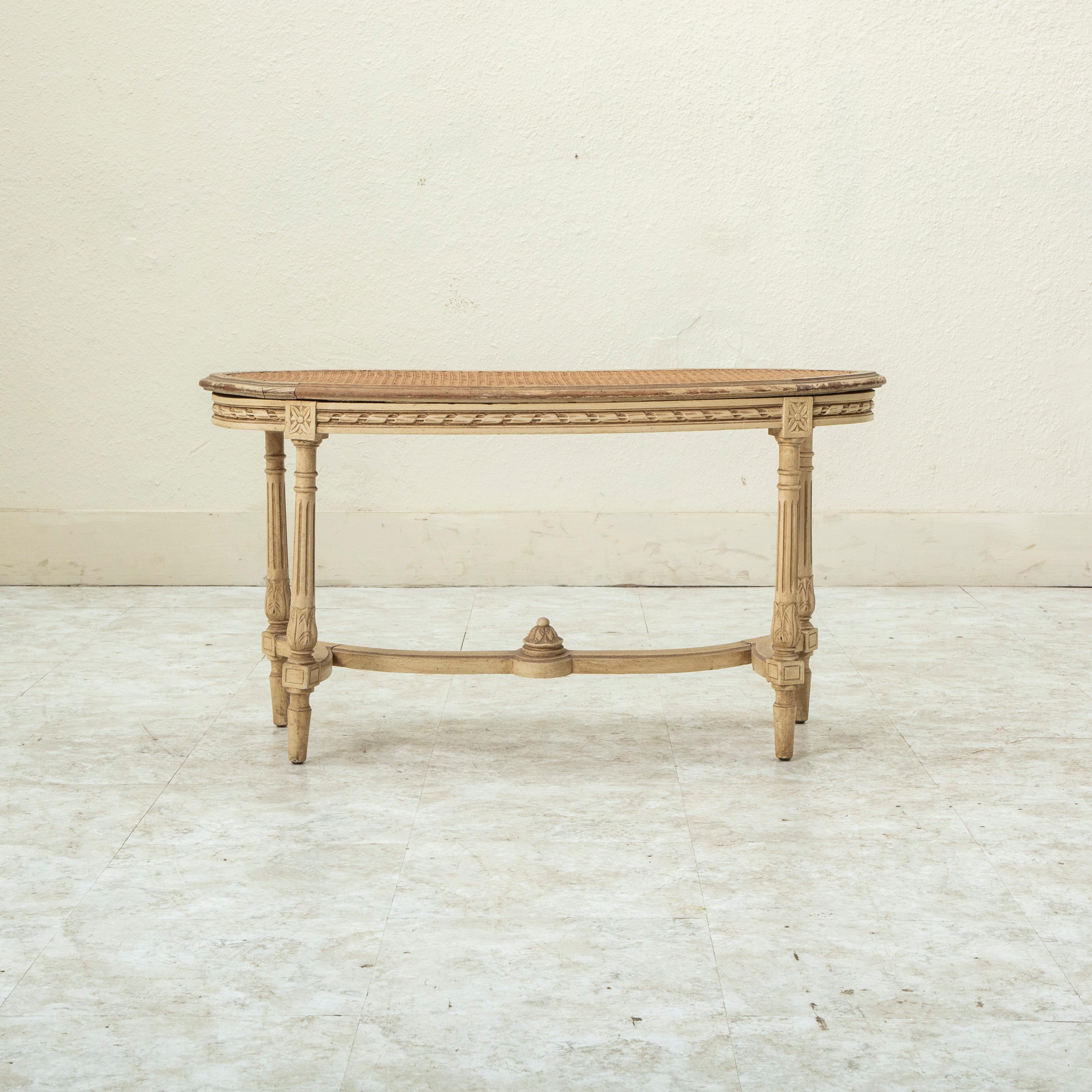 Banc peint de style Louis XVI du début du 20e siècle, siège canné Bon état - En vente à Fayetteville, AR