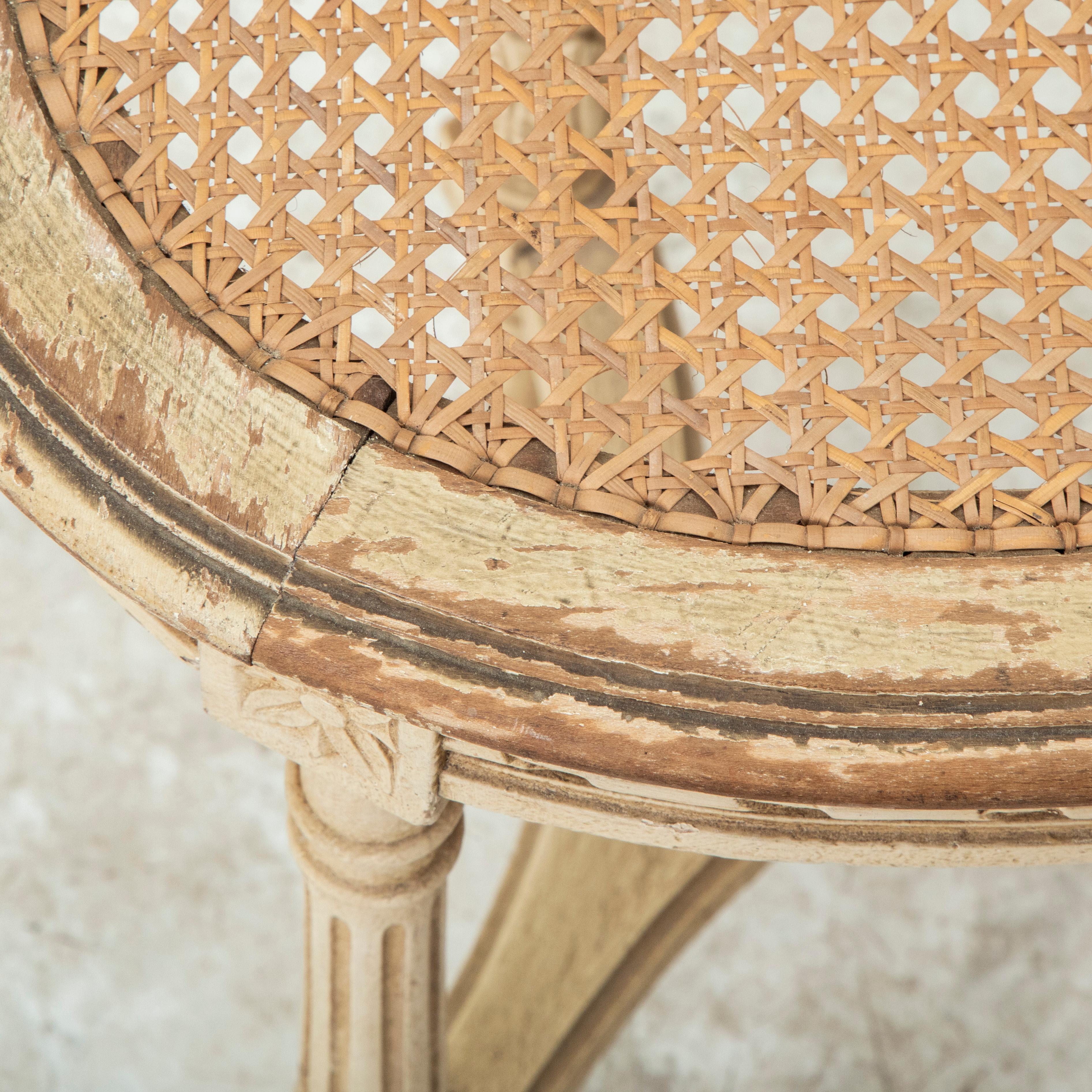 Banc peint de style Louis XVI du début du 20e siècle, siège canné en vente 2