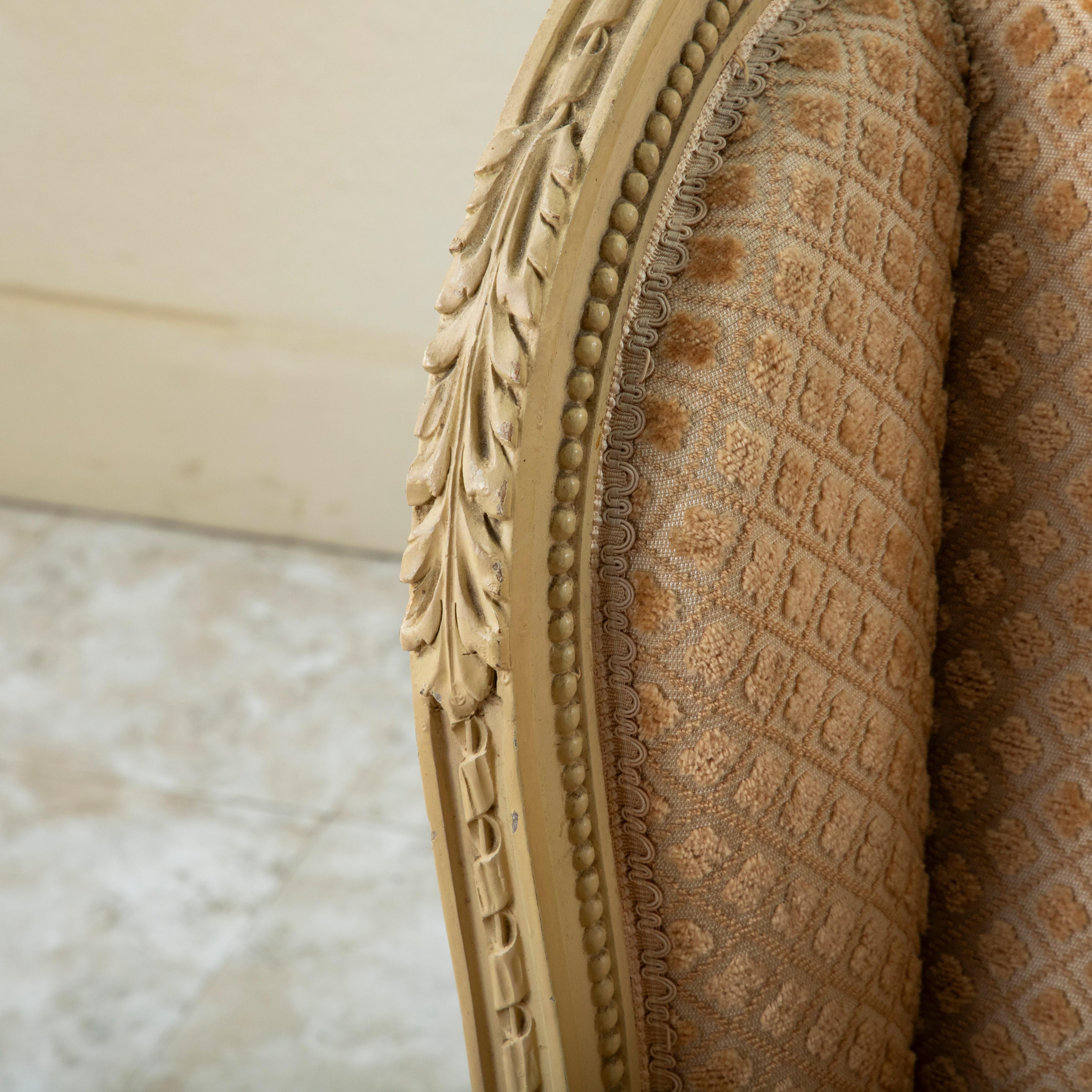 Chaise bergère peinte de style Louis XVI, début du 20e siècle, avec ottoman en vente 3