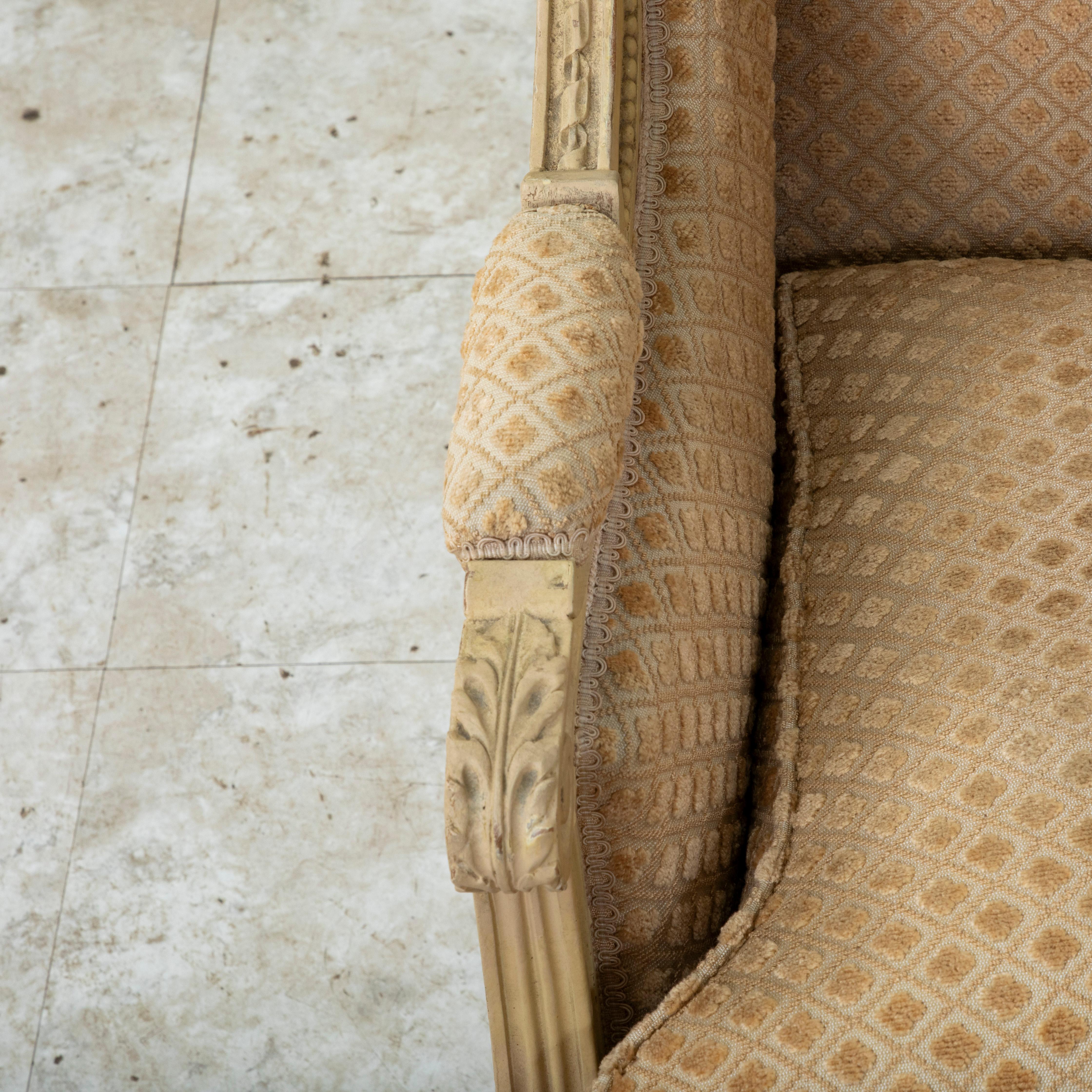 Chaise bergère peinte de style Louis XVI, début du 20e siècle, avec ottoman en vente 4
