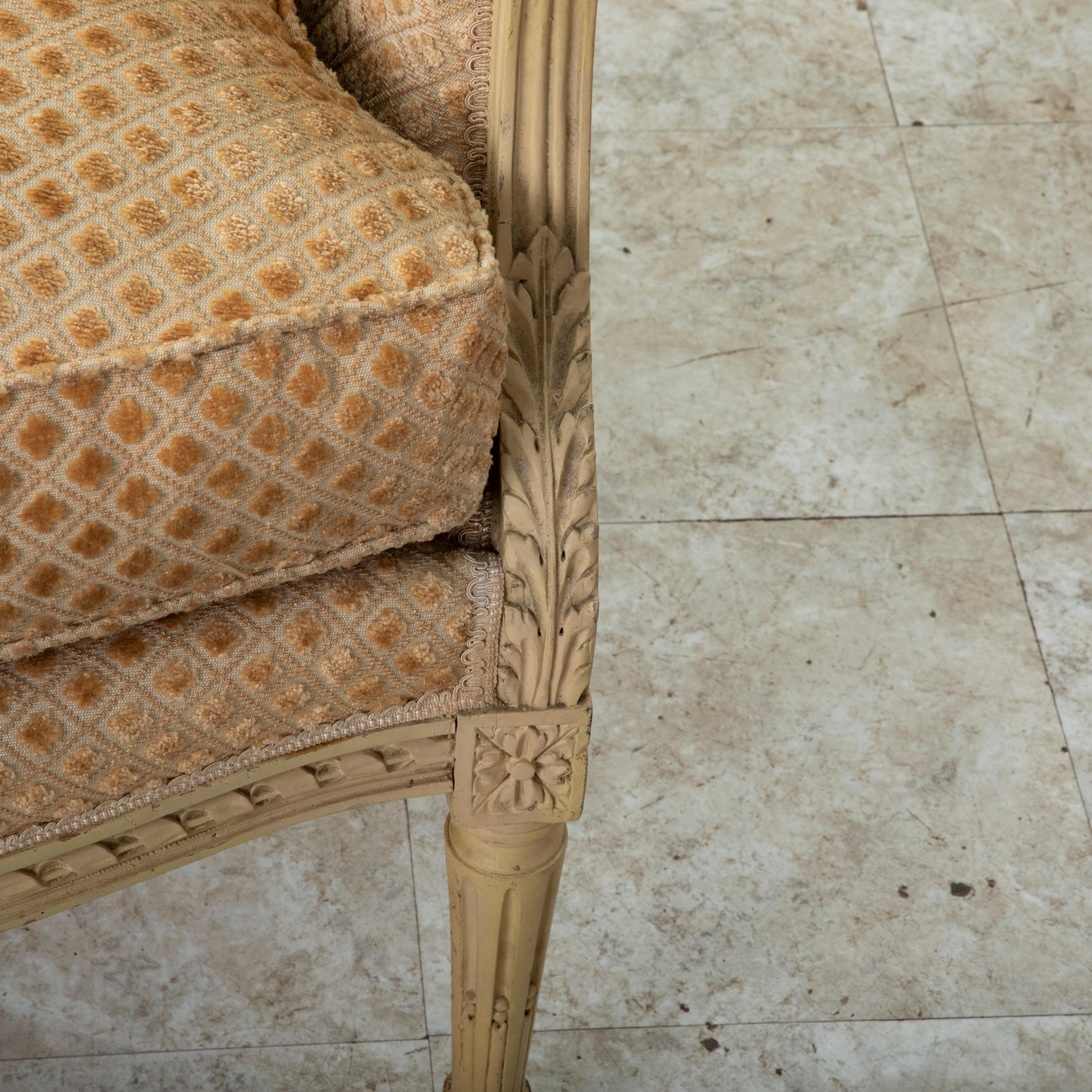 Chaise bergère peinte de style Louis XVI, début du 20e siècle, avec ottoman en vente 5