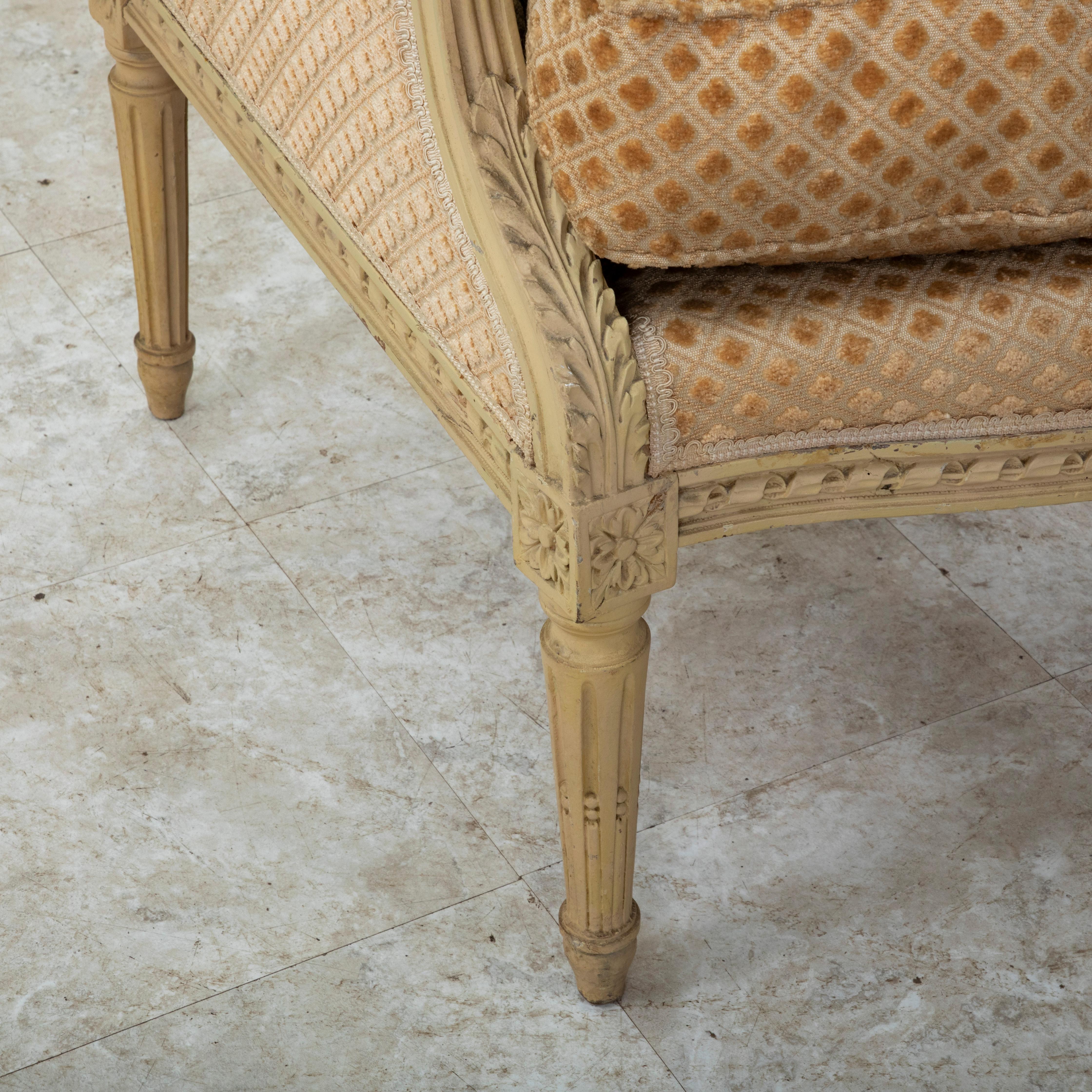 Chaise bergère peinte de style Louis XVI, début du 20e siècle, avec ottoman en vente 6