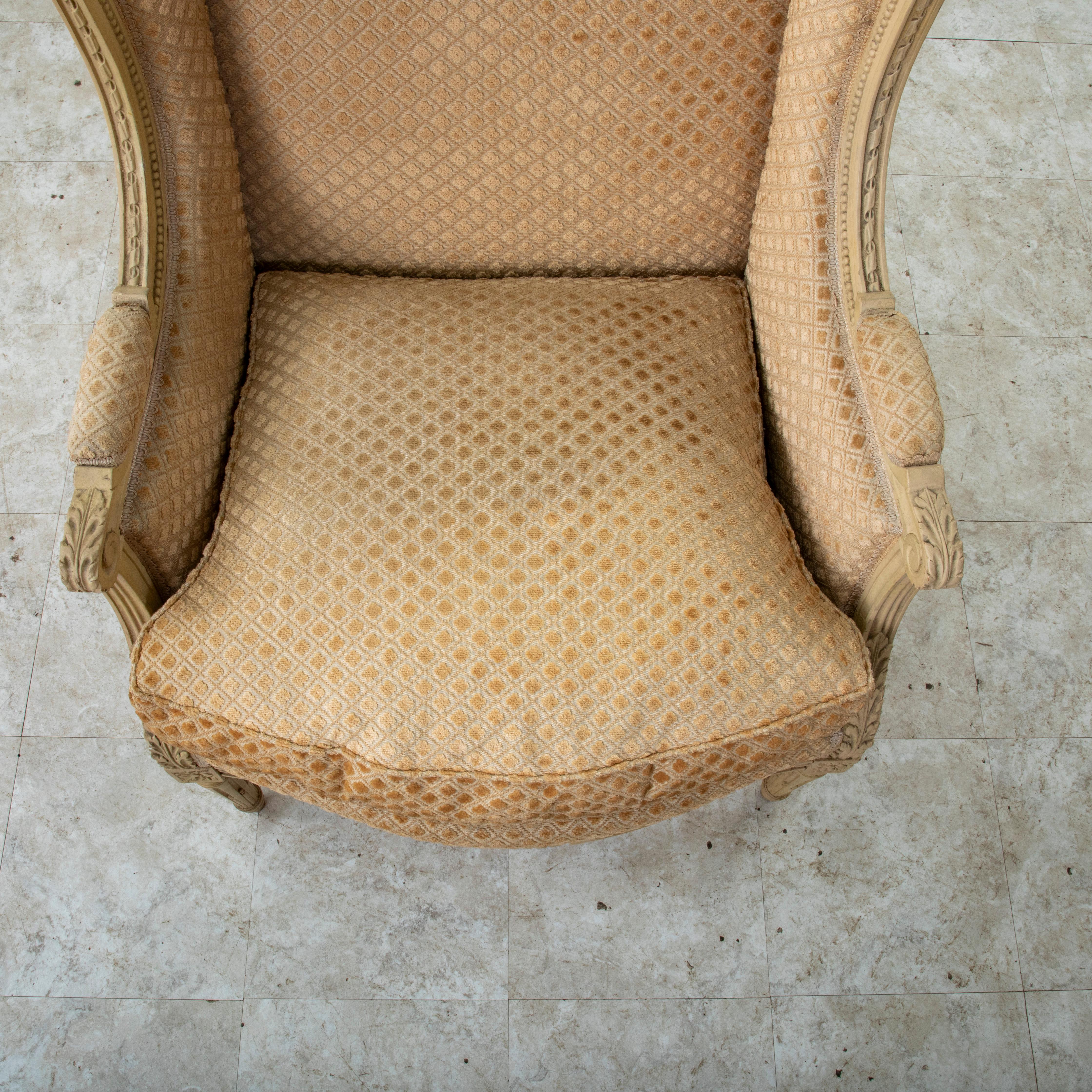 Chaise bergère peinte de style Louis XVI, début du 20e siècle, avec ottoman en vente 7