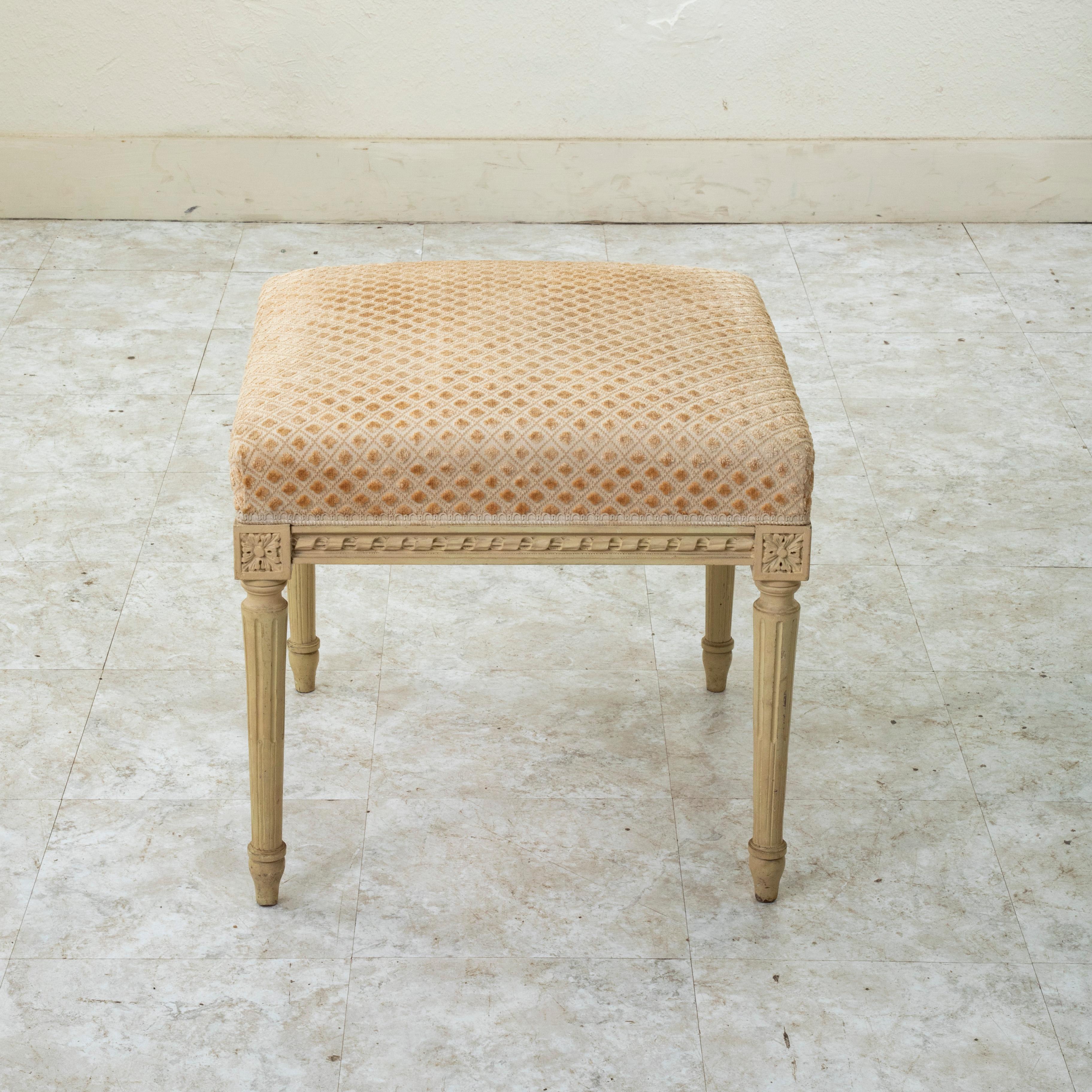 Chaise bergère peinte de style Louis XVI, début du 20e siècle, avec ottoman en vente 8