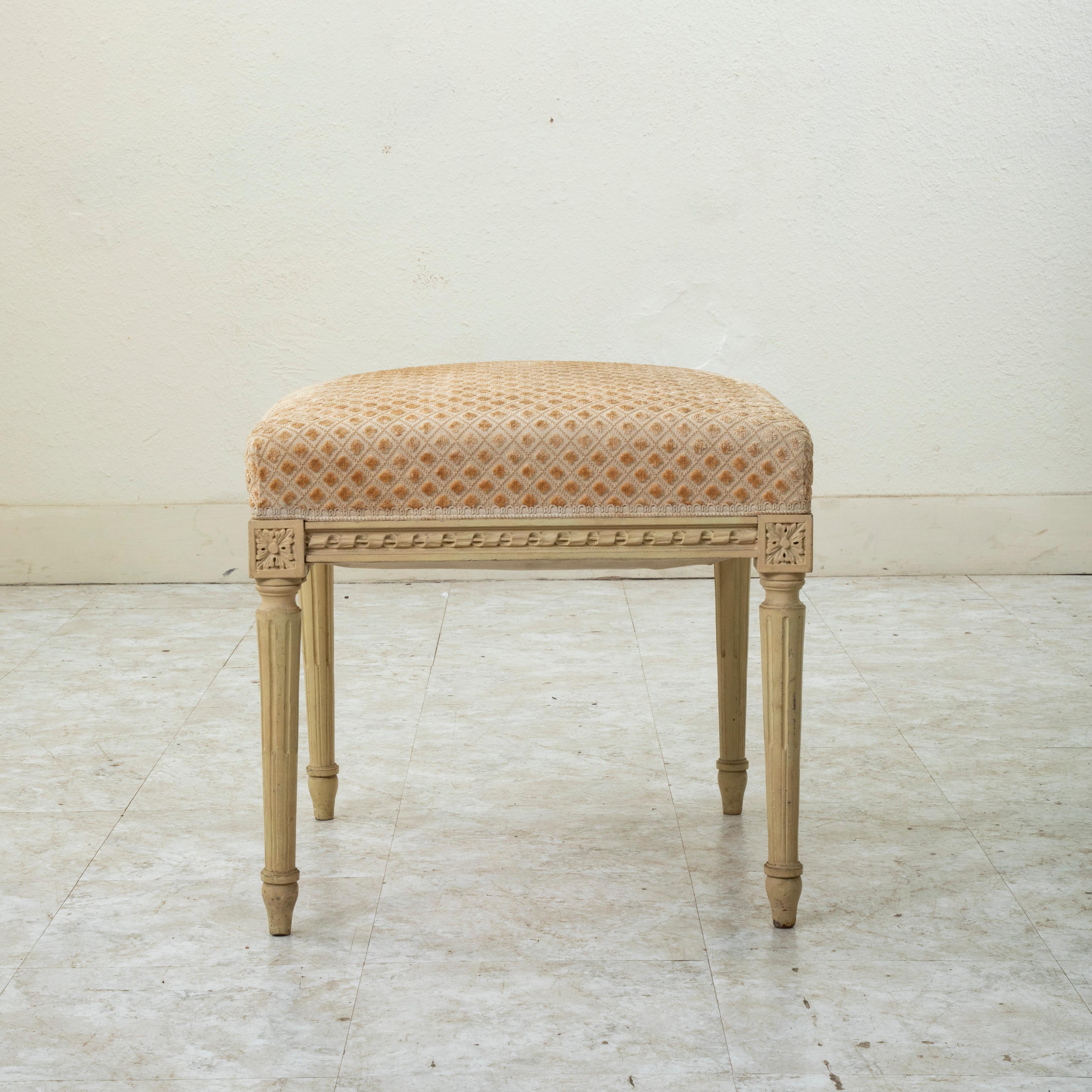 Chaise bergère peinte de style Louis XVI, début du 20e siècle, avec ottoman en vente 9