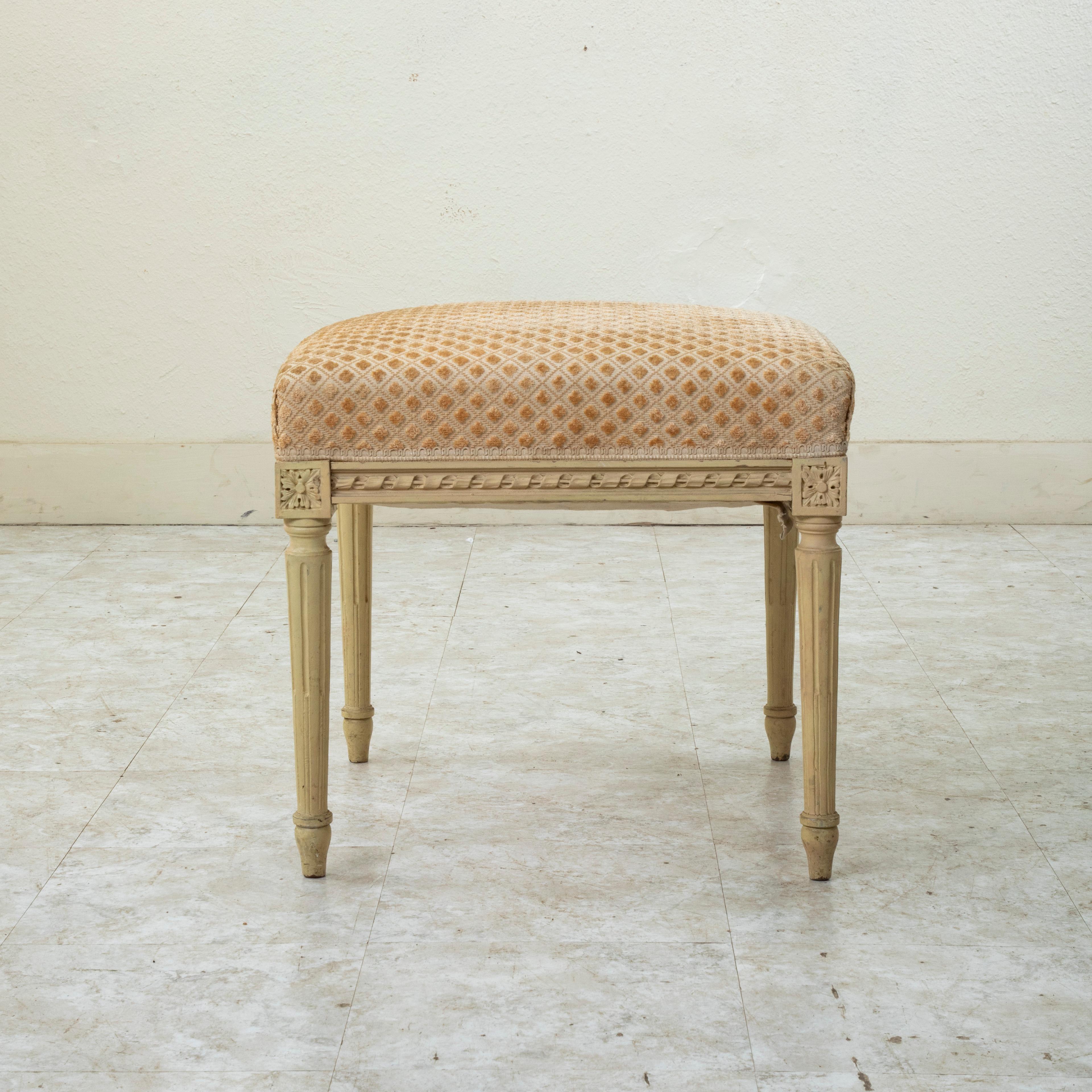 Chaise bergère peinte de style Louis XVI, début du 20e siècle, avec ottoman en vente 10
