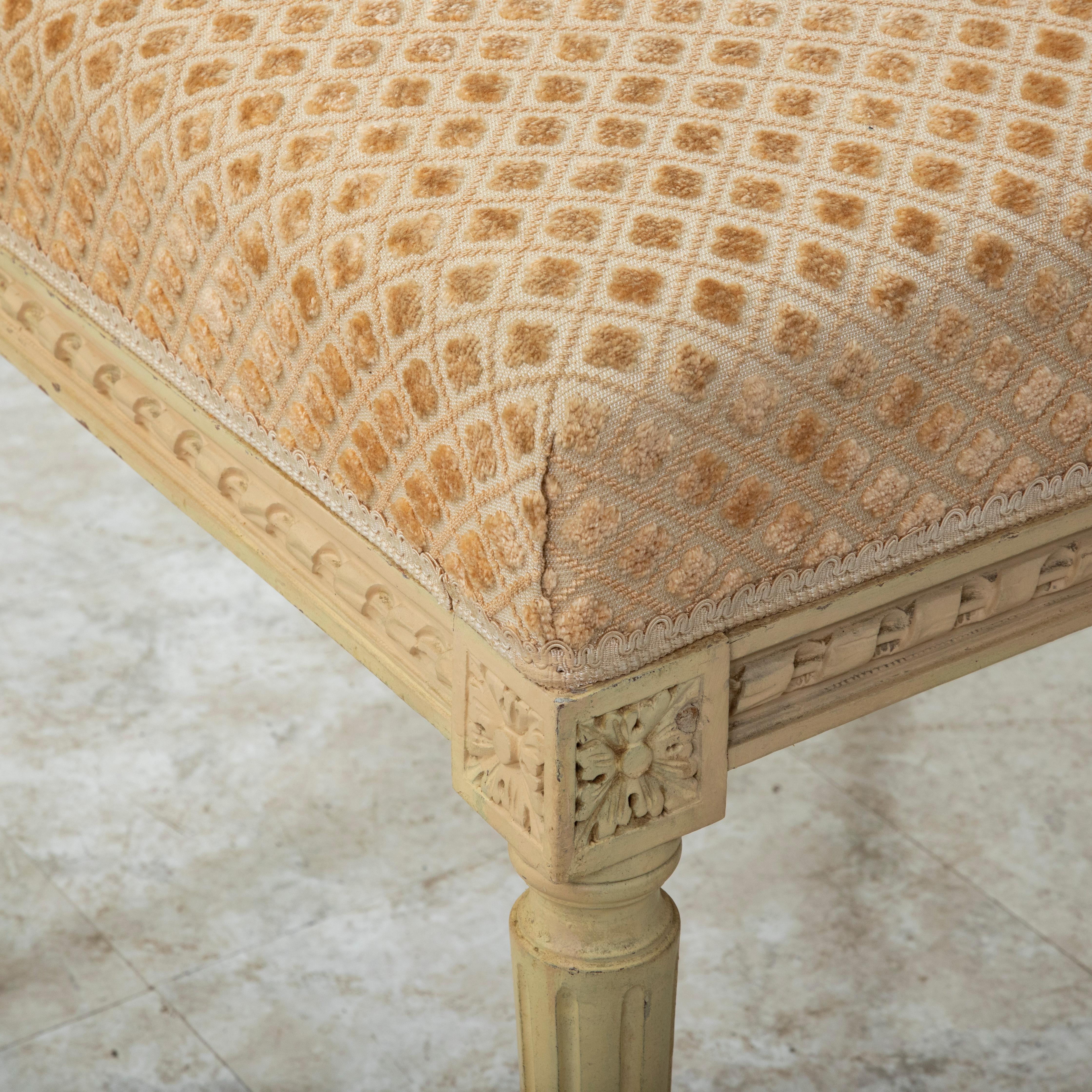 Chaise bergère peinte de style Louis XVI, début du 20e siècle, avec ottoman en vente 13