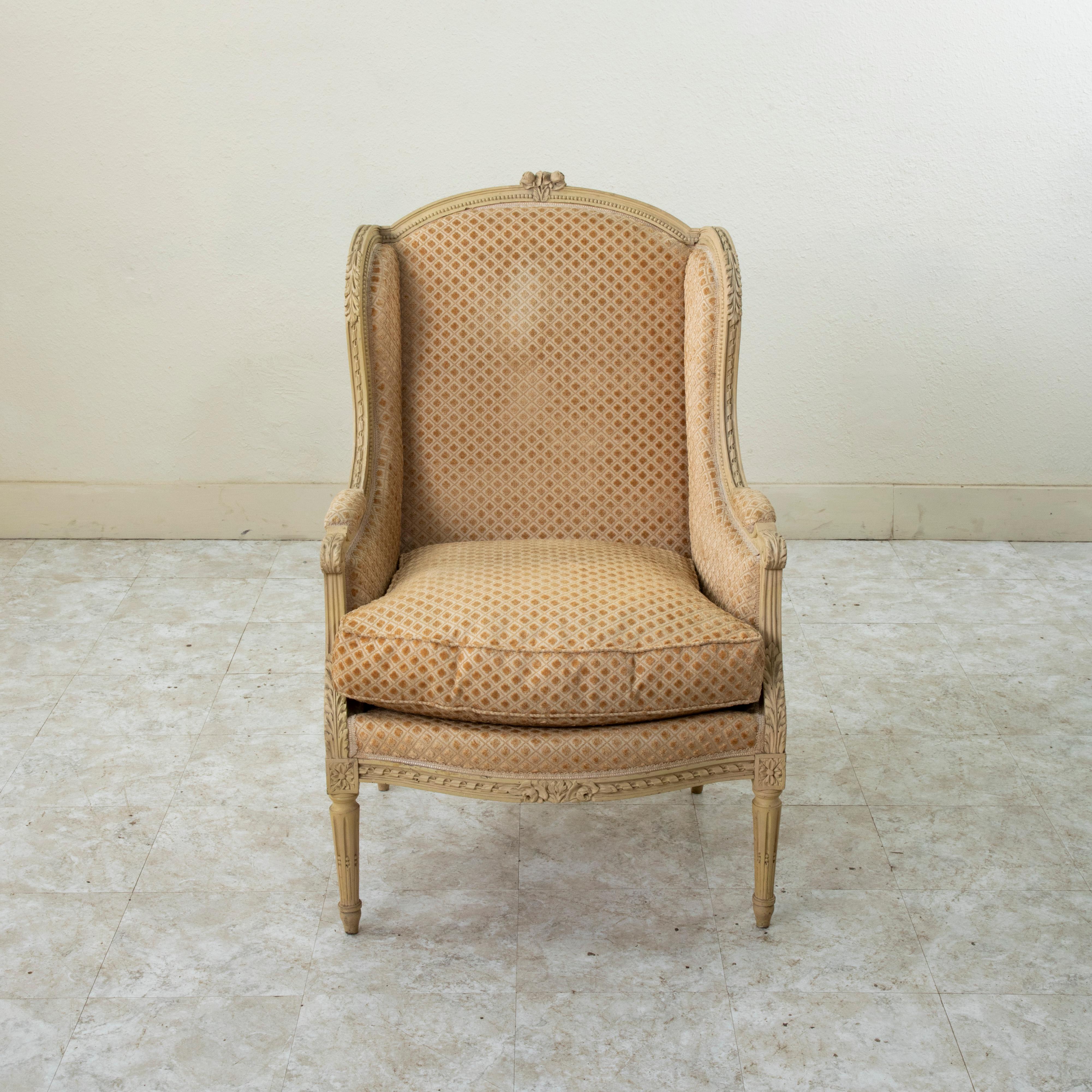 Français Chaise bergère peinte de style Louis XVI, début du 20e siècle, avec ottoman en vente