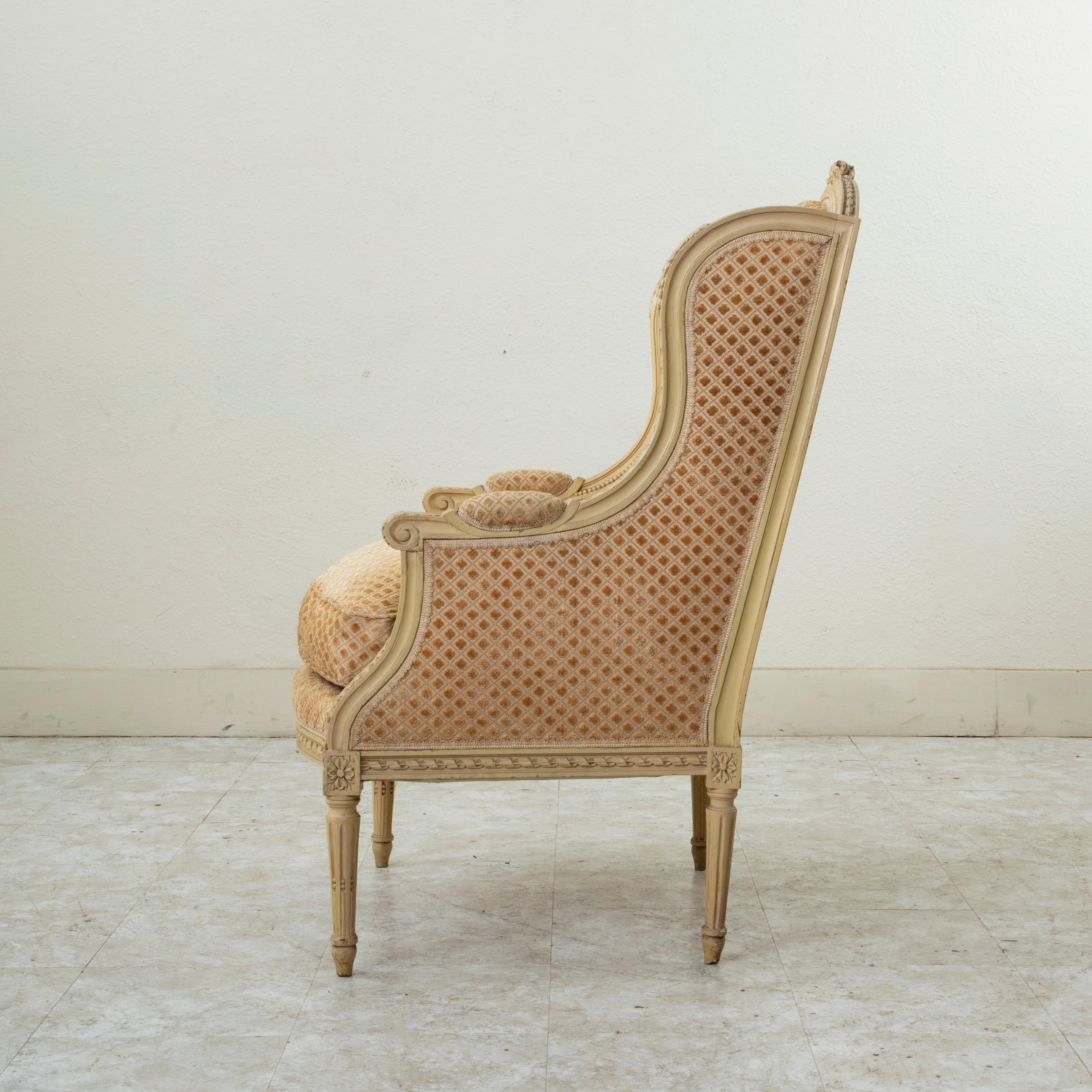 Chaise bergère peinte de style Louis XVI, début du 20e siècle, avec ottoman Bon état - En vente à Fayetteville, AR