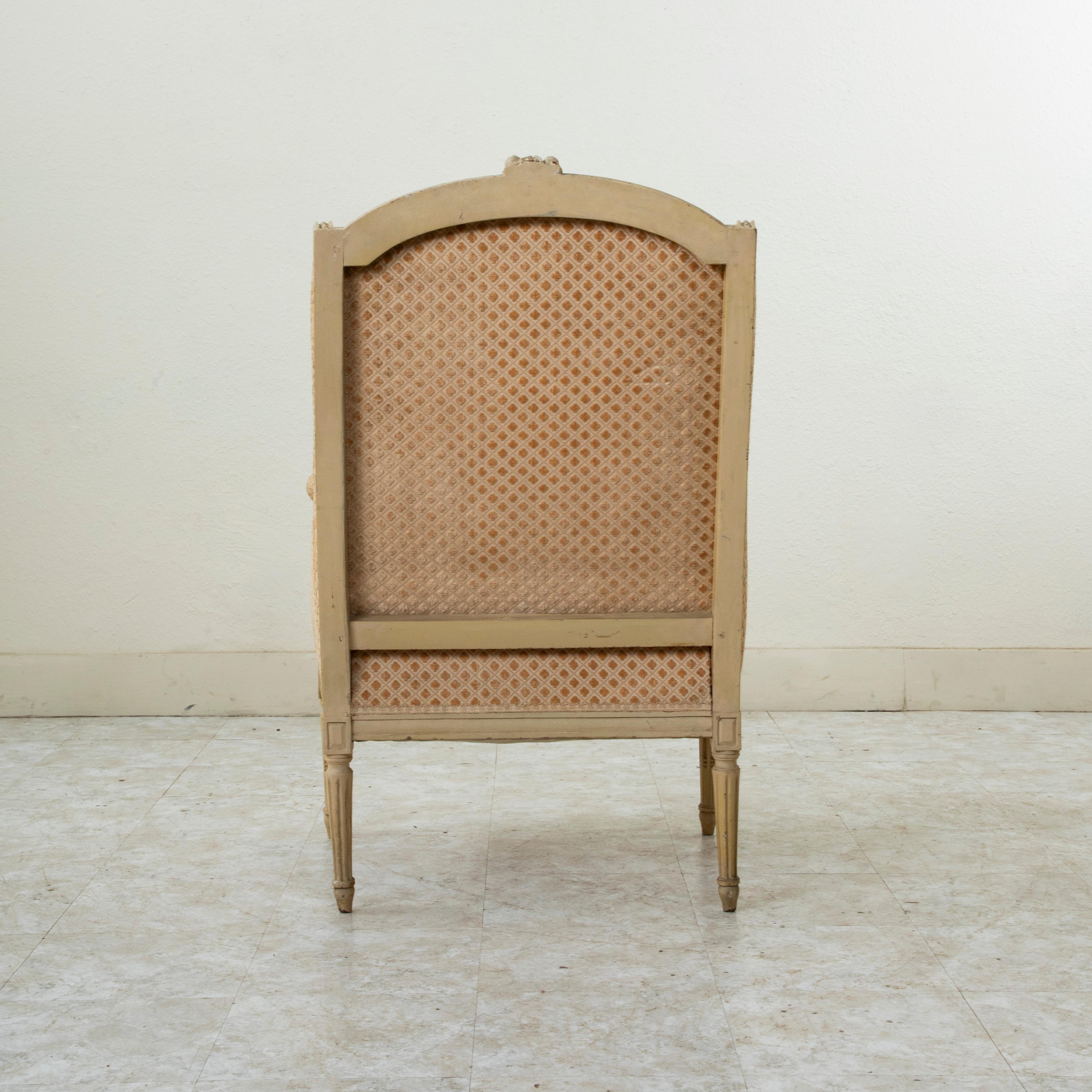 20ième siècle Chaise bergère peinte de style Louis XVI, début du 20e siècle, avec ottoman en vente