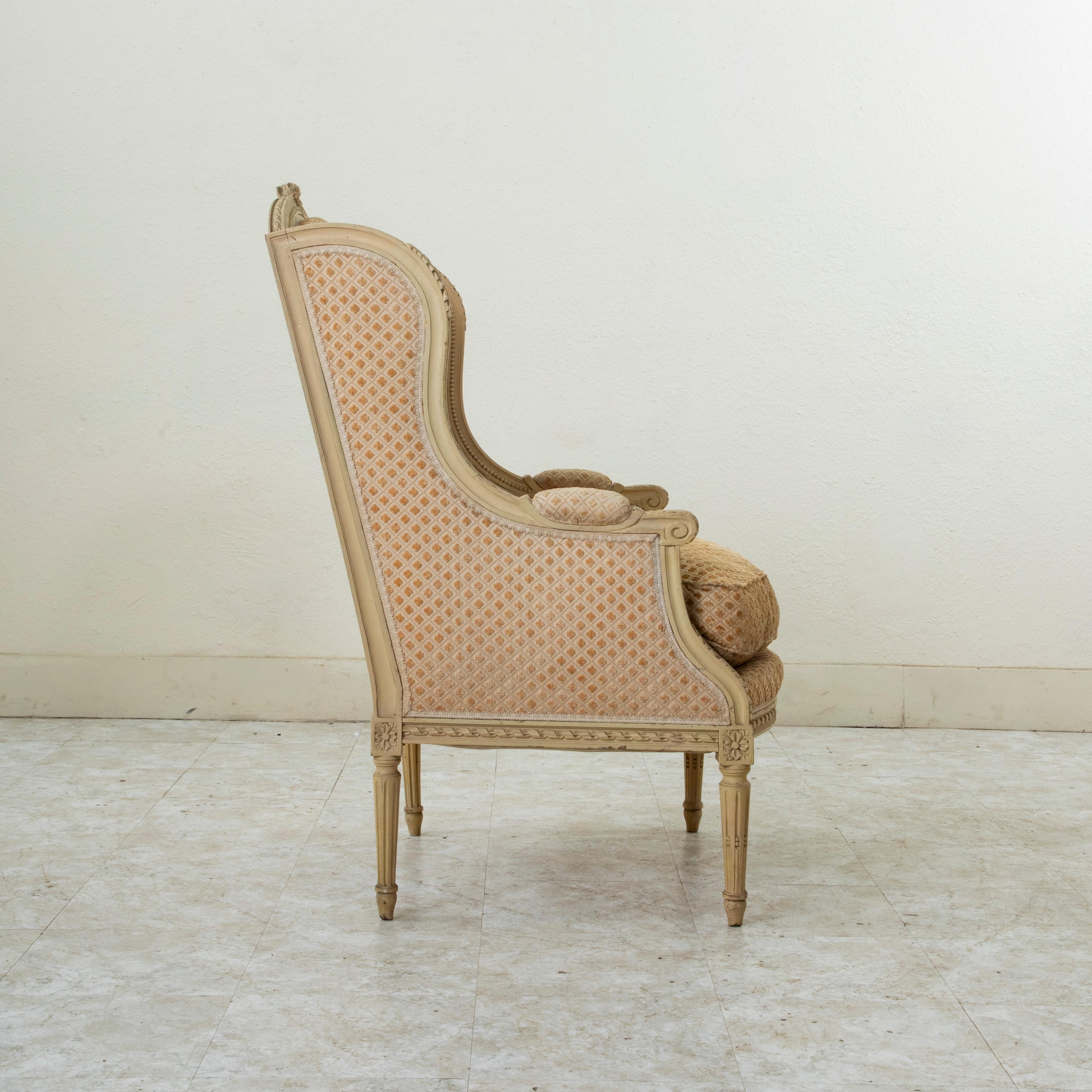 Tissu d'ameublement Chaise bergère peinte de style Louis XVI, début du 20e siècle, avec ottoman en vente