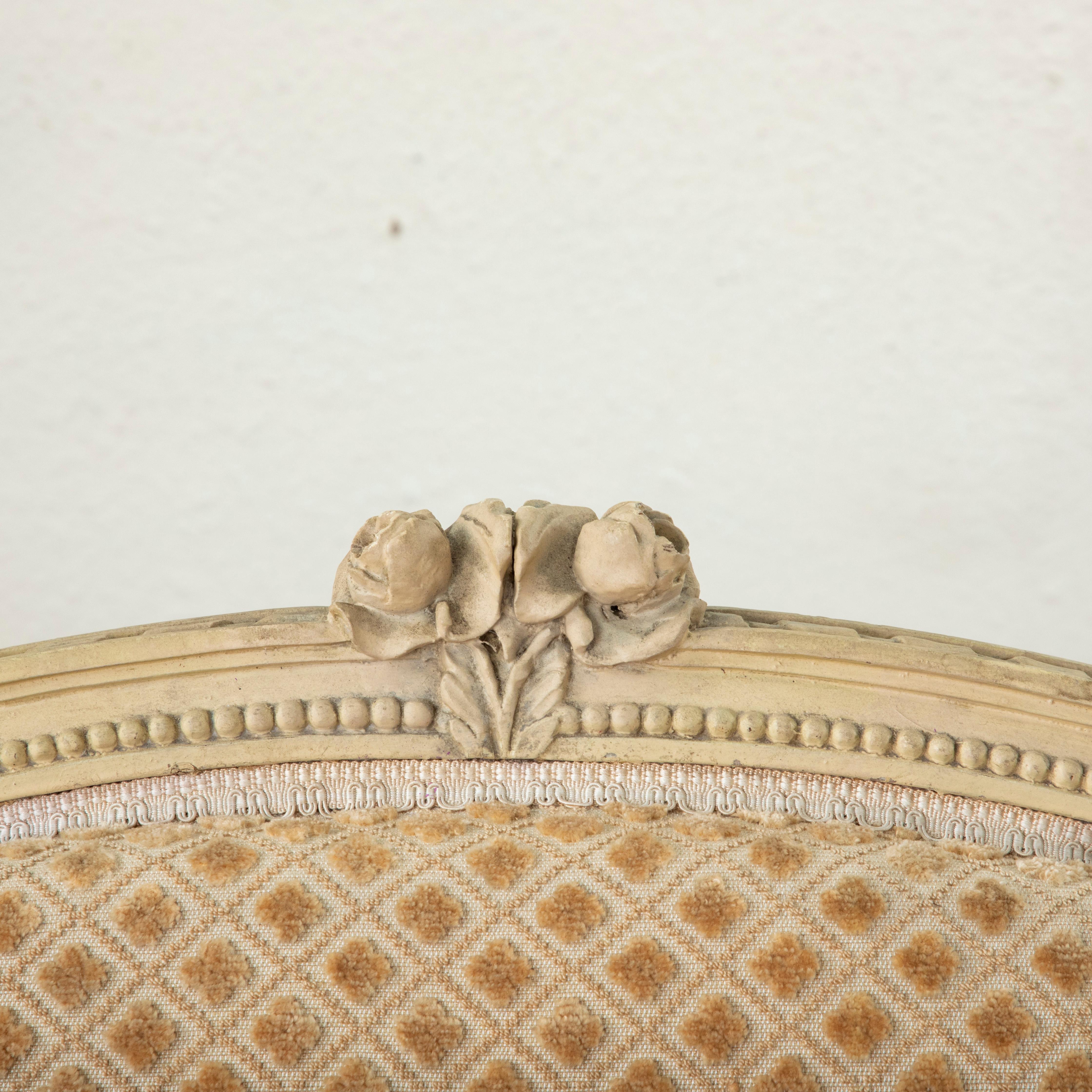 Chaise bergère peinte de style Louis XVI, début du 20e siècle, avec ottoman en vente 1