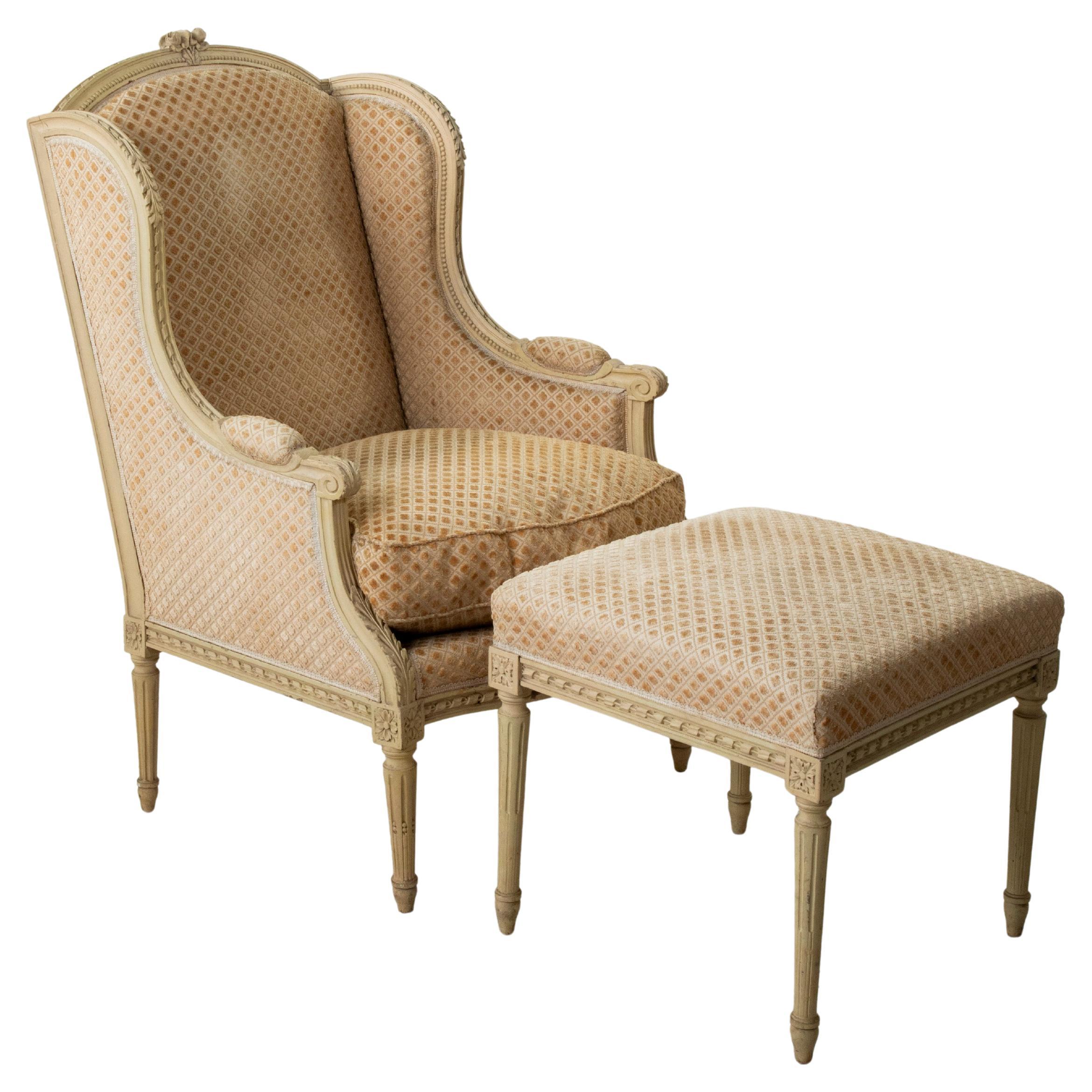 Chaise bergère peinte de style Louis XVI, début du 20e siècle, avec ottoman en vente