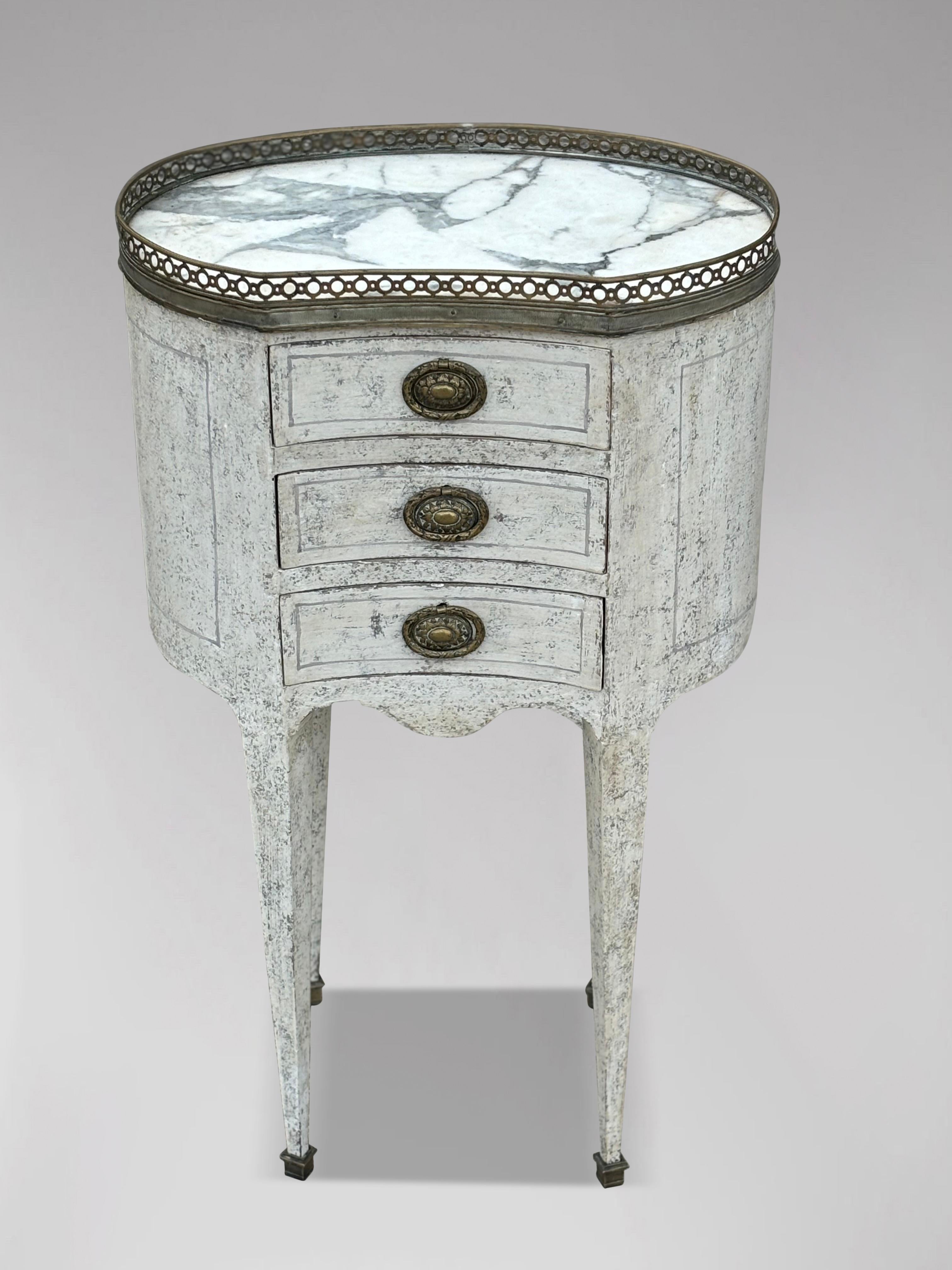 Mesa auxiliar francesa pintada estilo Luis XVI de principios del siglo XX

Mesilla auxiliar o de noche francesa de principios del siglo XX, muy decorativa y pintada, de estilo Luis XVI. Esta intemporal mesa auxiliar tiene tres cajones con tiradores